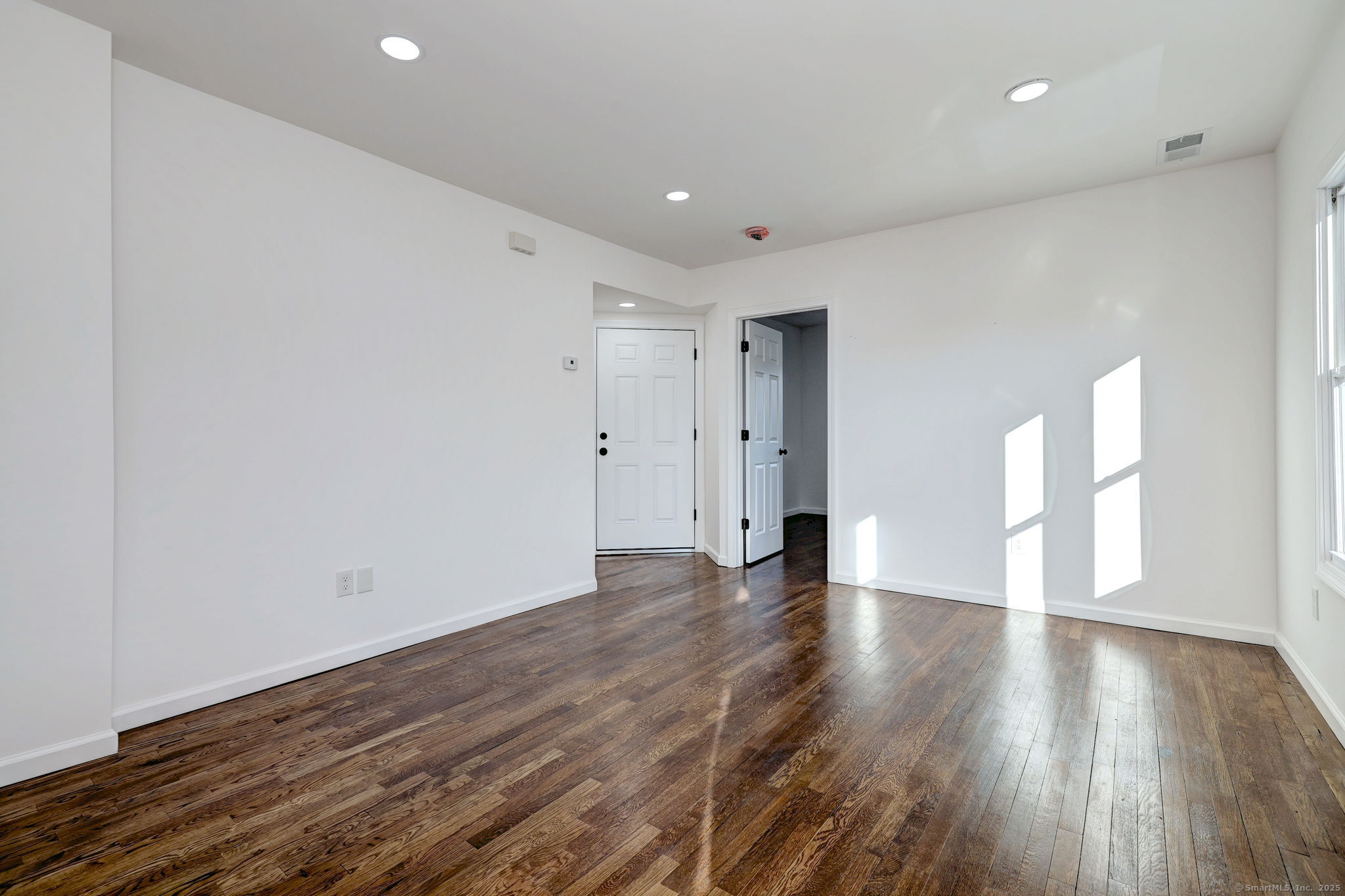 Hamden, Connecticut, 06514, United States, 8 Bedrooms Bedrooms, ,3 BathroomsBathrooms,Residential,For Sale,1940598