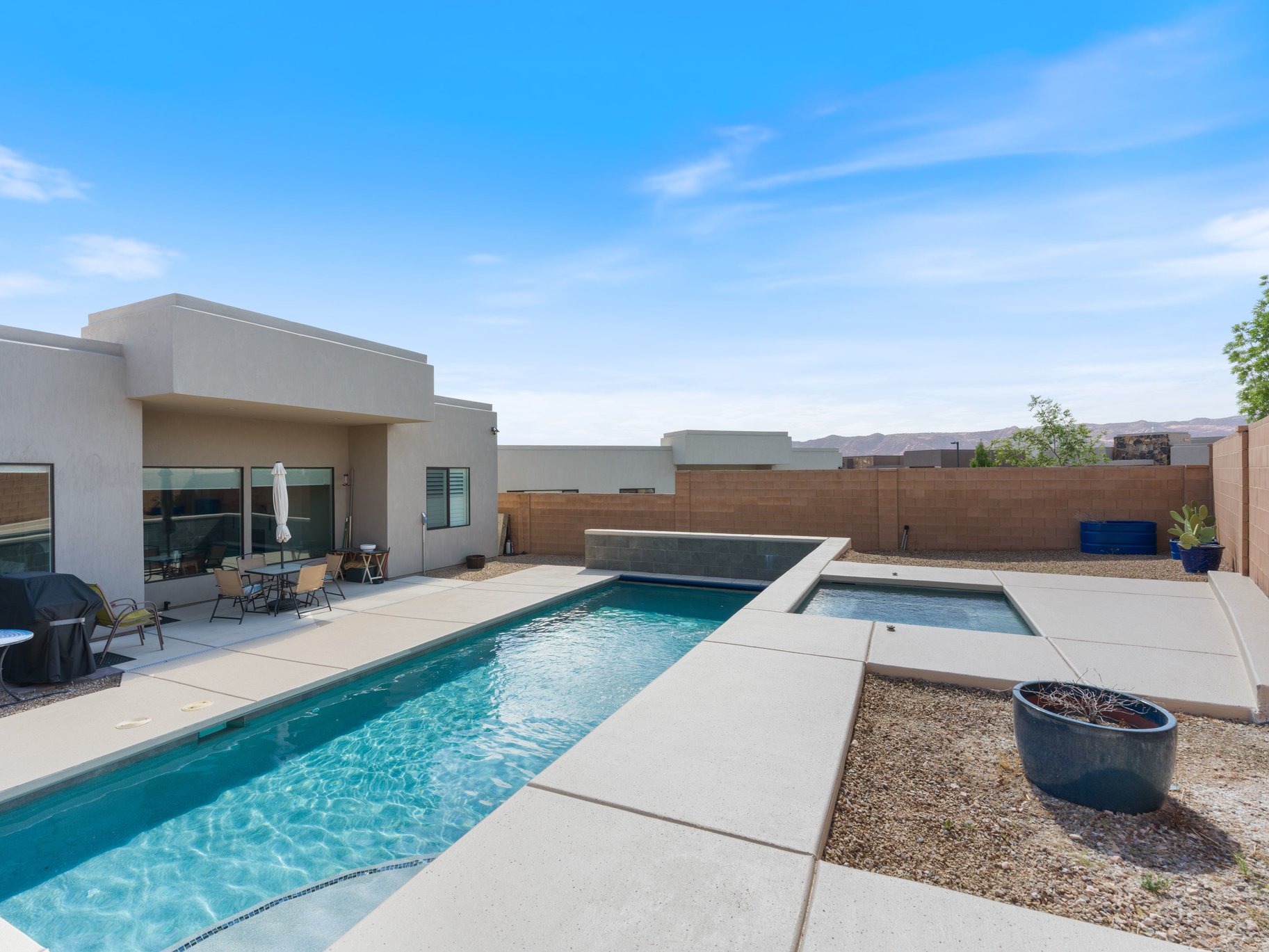  One Level, Private Pool, 3-Car Garage and Views in Pocket Mesa - 物件實景