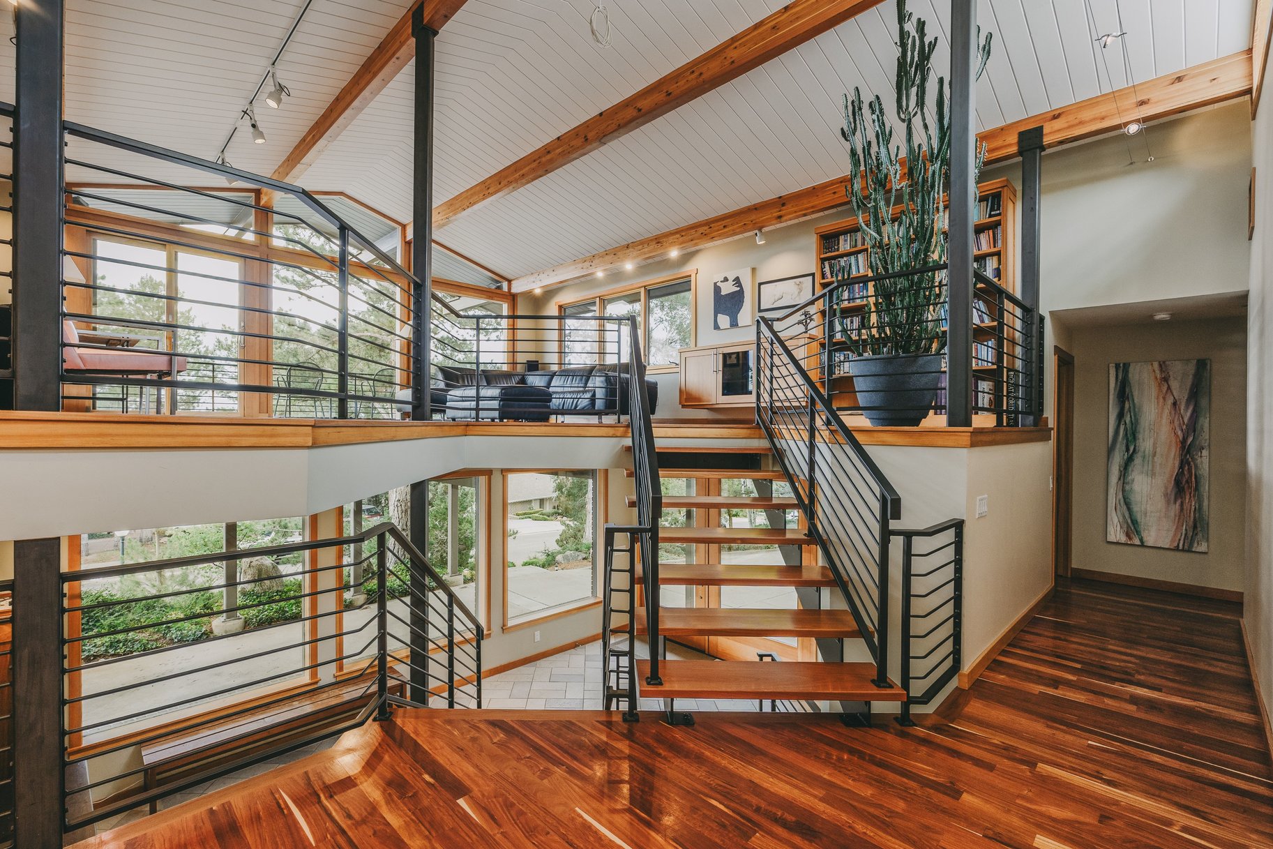  In the Tree Midcentury Modern Backing up to Shoreline Trail - 物件實景