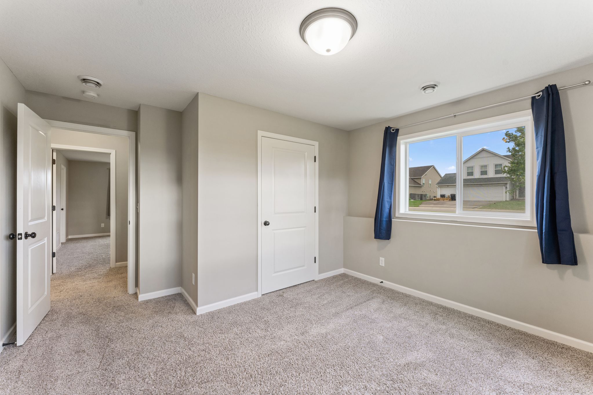  Spacious Walkout Living on a Prime Corner Lot - 物件實景