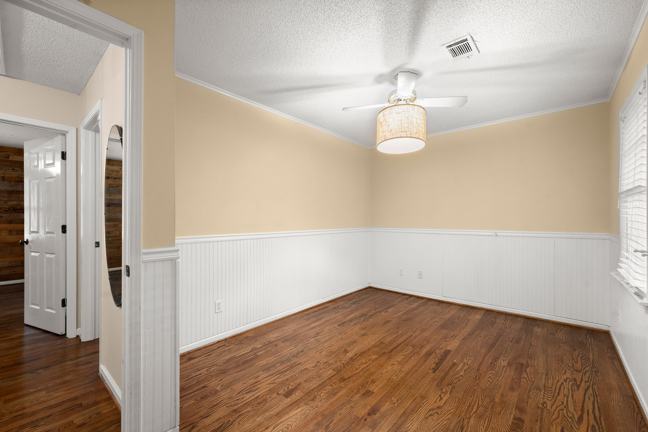  Beautifully Transformed Home in Lassiter School District - 物件實景