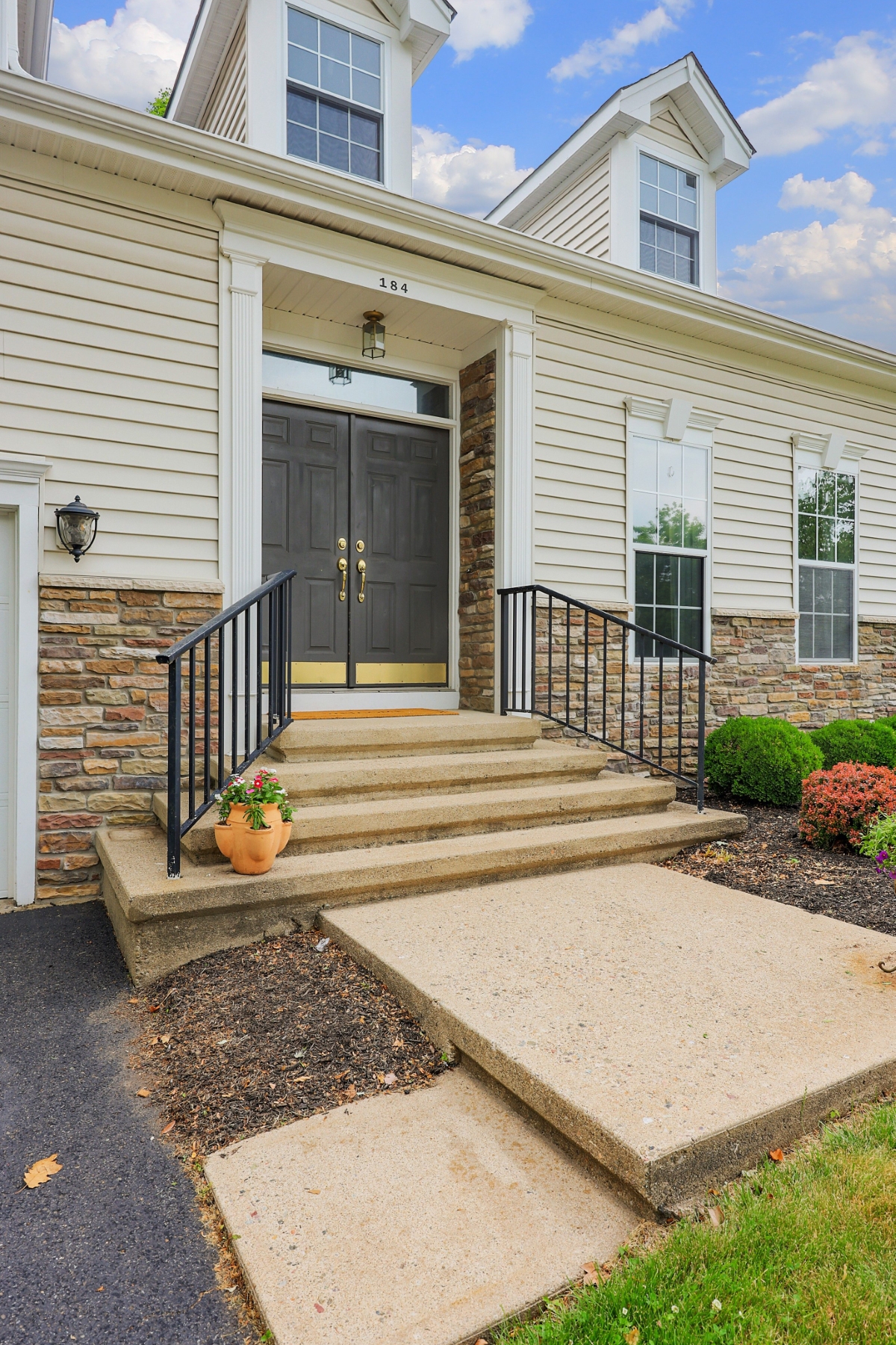  ?Carlisle? Classic Colonial Offers Timeless Charm with Modern Updates - 物件實景