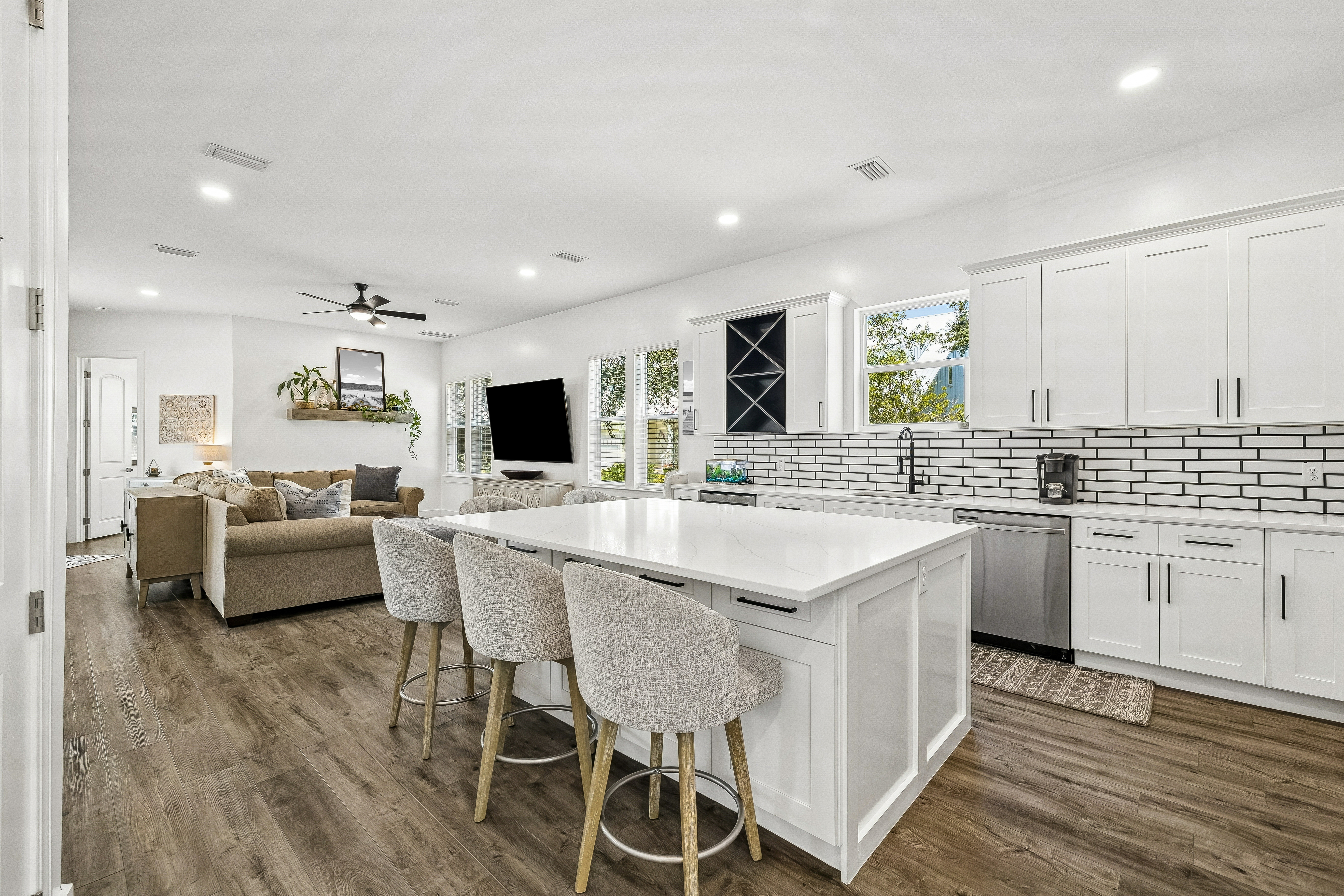  Spacious Newer-Build Home With Wraparound Porch On Gated Community Corner Lot - 物件實景