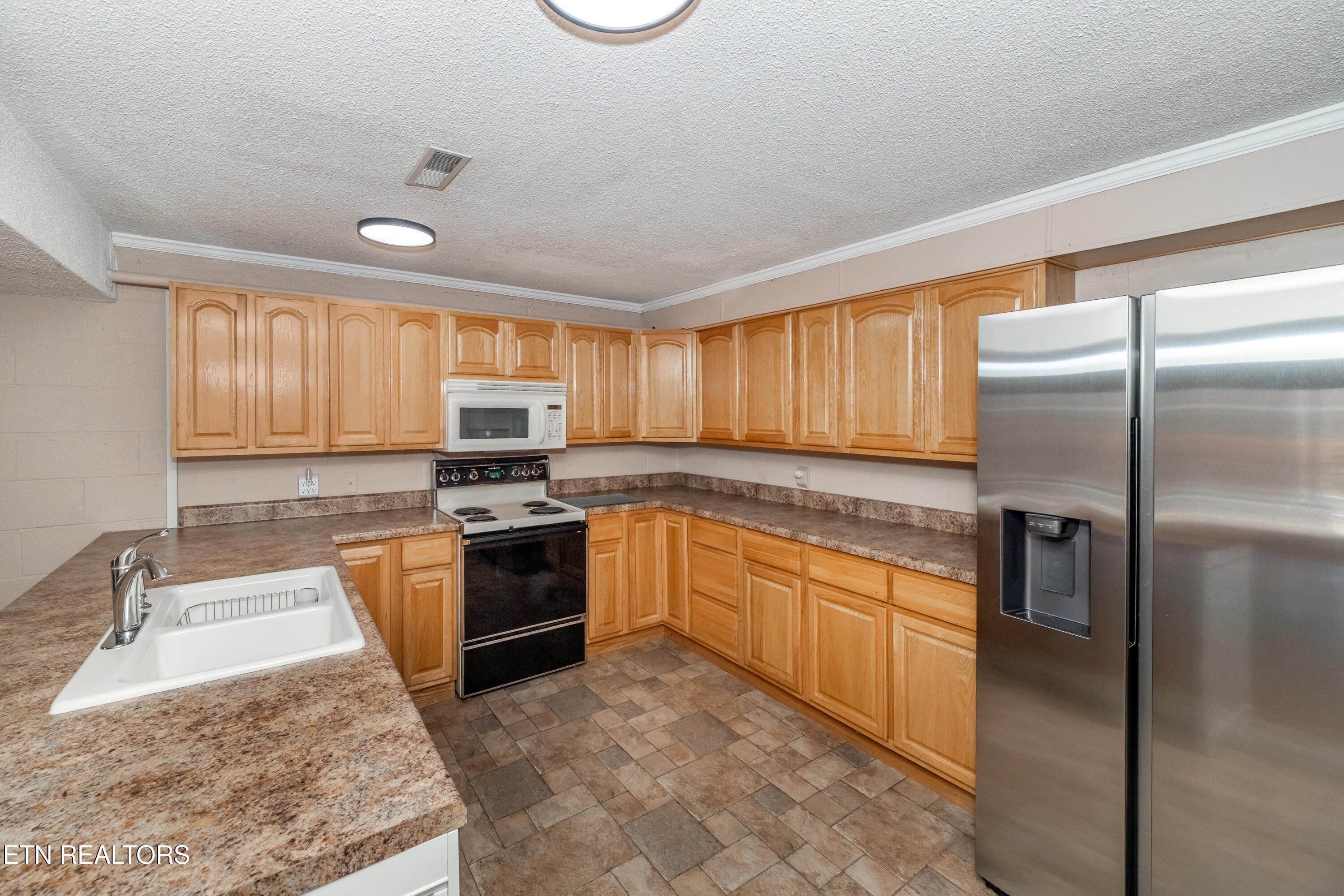 Kingston, Tennessee, 37763, United States, 4 Bedrooms Bedrooms, ,2 BathroomsBathrooms,Residential,For Sale,1850239