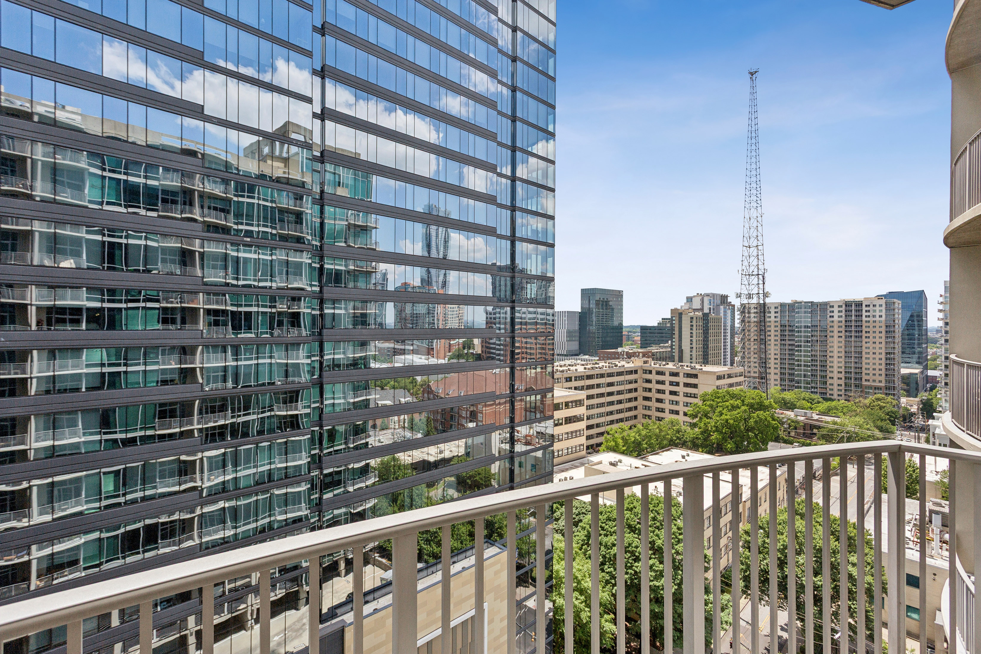  Updated Midtown Condo with Floor-To-Ceiling Windows - 物件實景