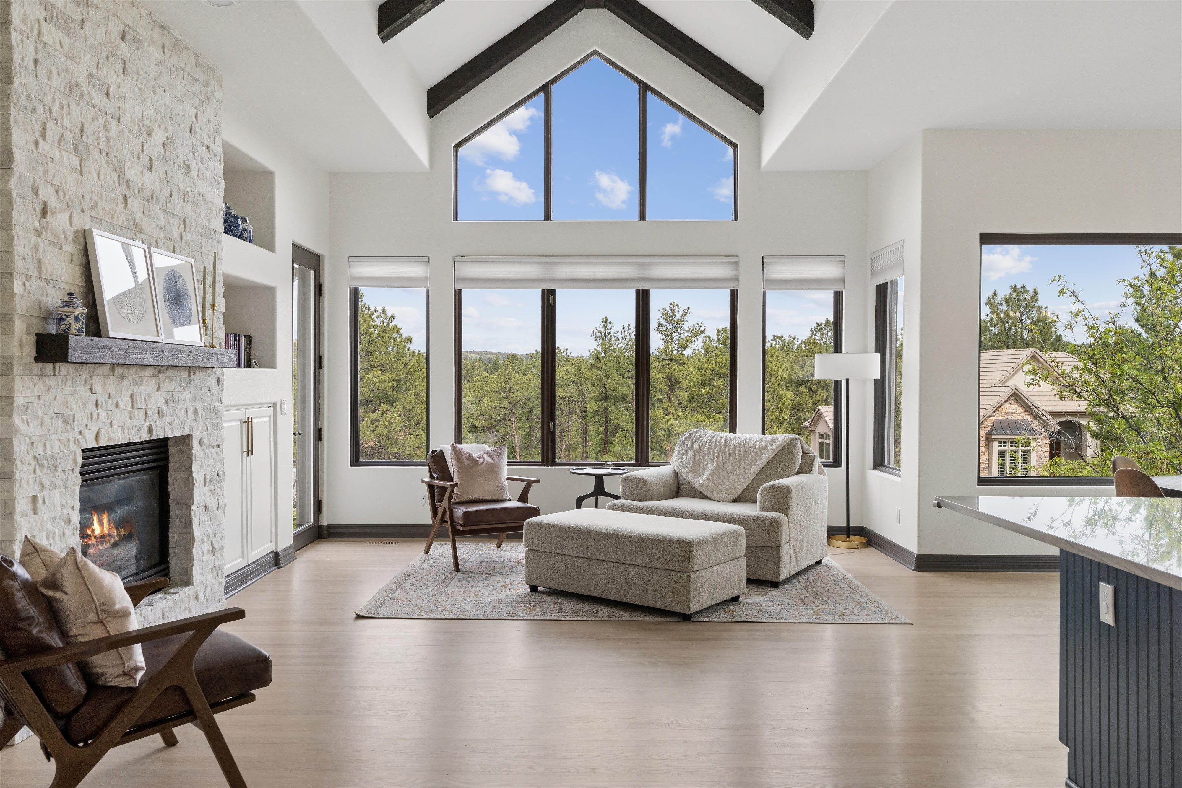  Remodeled 4 Bed 6 Bath Residence Offering Mountain, Sunset Views & Privacy - 物件實景