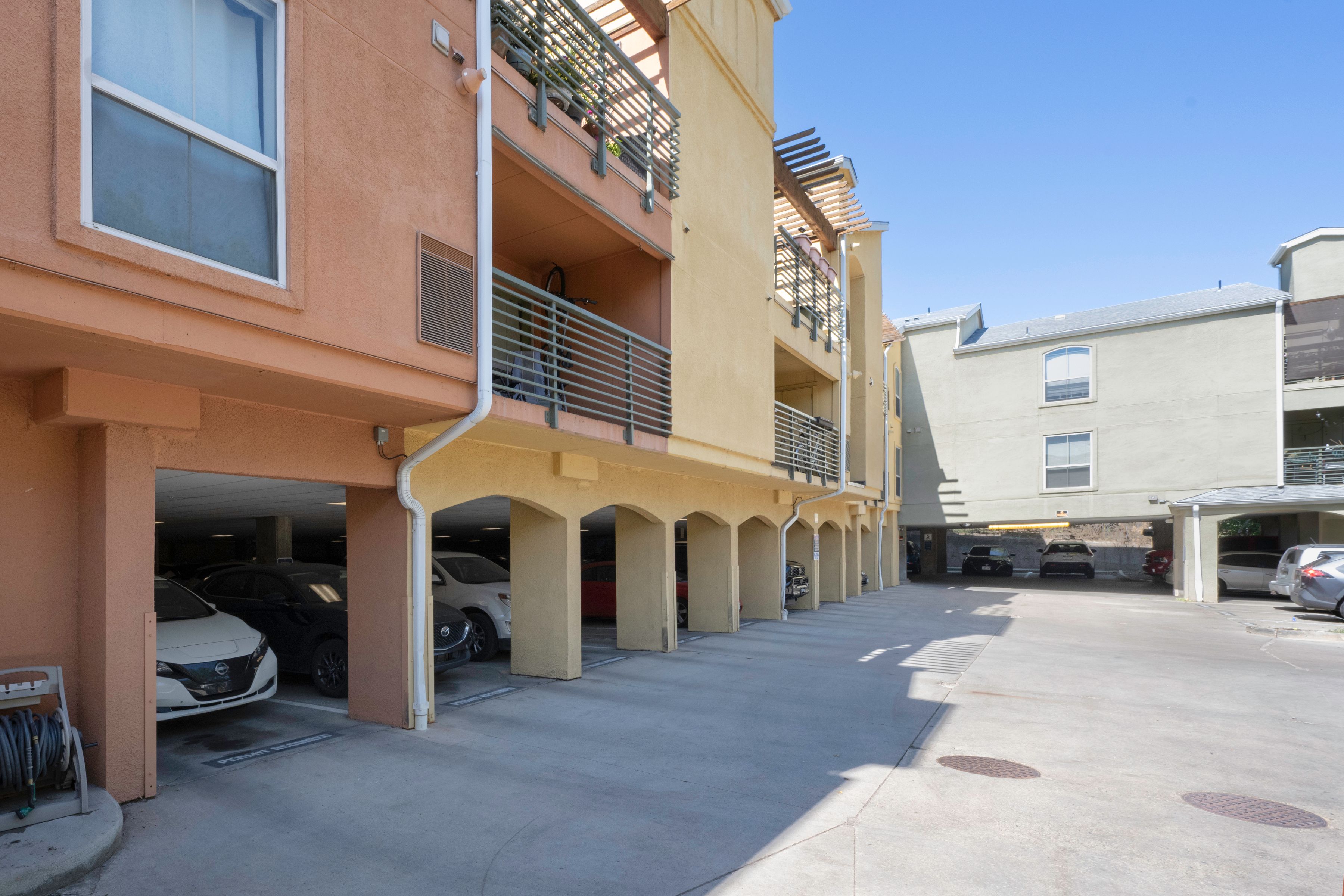  Sun-Drenched, Top-Floor End-Unit Condominium in the Heart of Central Boulder - 物件實景