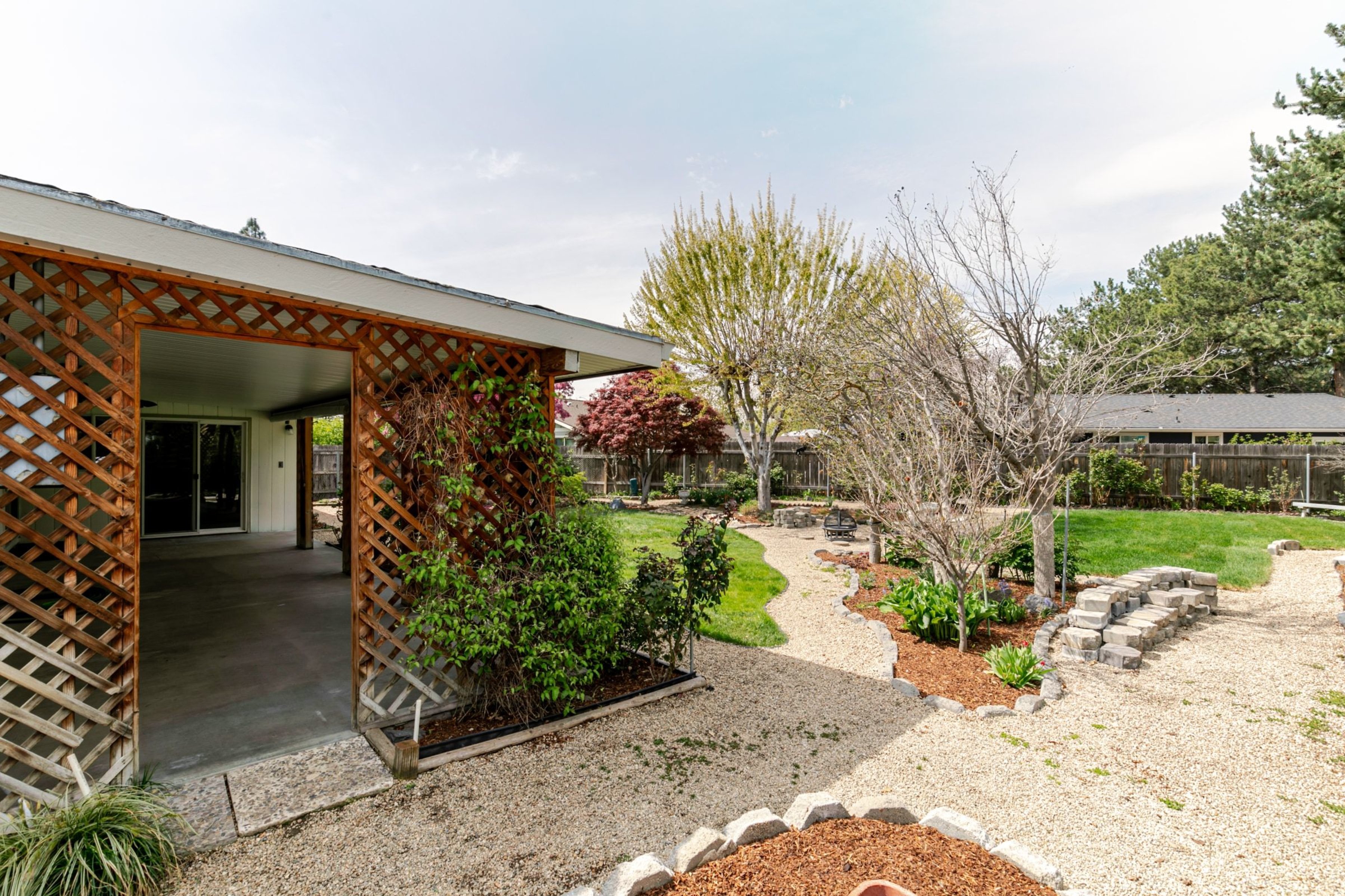  Parklike Yard With 3 Bedroom 2 Bath Home - 物件實景