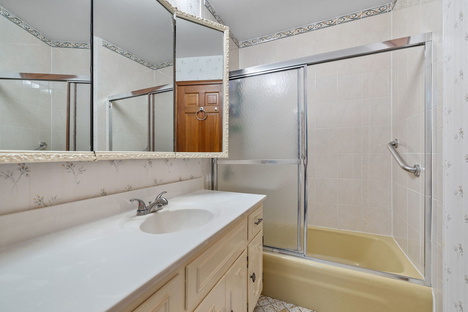 Wheaton, Illinois, 60189, United States, 5 Bedrooms Bedrooms, ,3 BathroomsBathrooms,Residential,For Sale,1941068