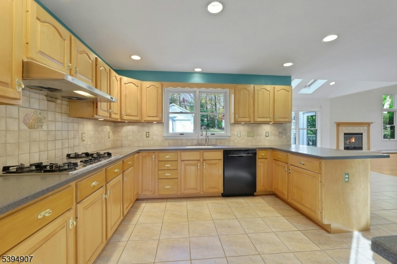 Wayne Twp., New Jersey, 07470, United States, 4 Bedrooms Bedrooms, ,4 BathroomsBathrooms,Residential,For Sale,1989007