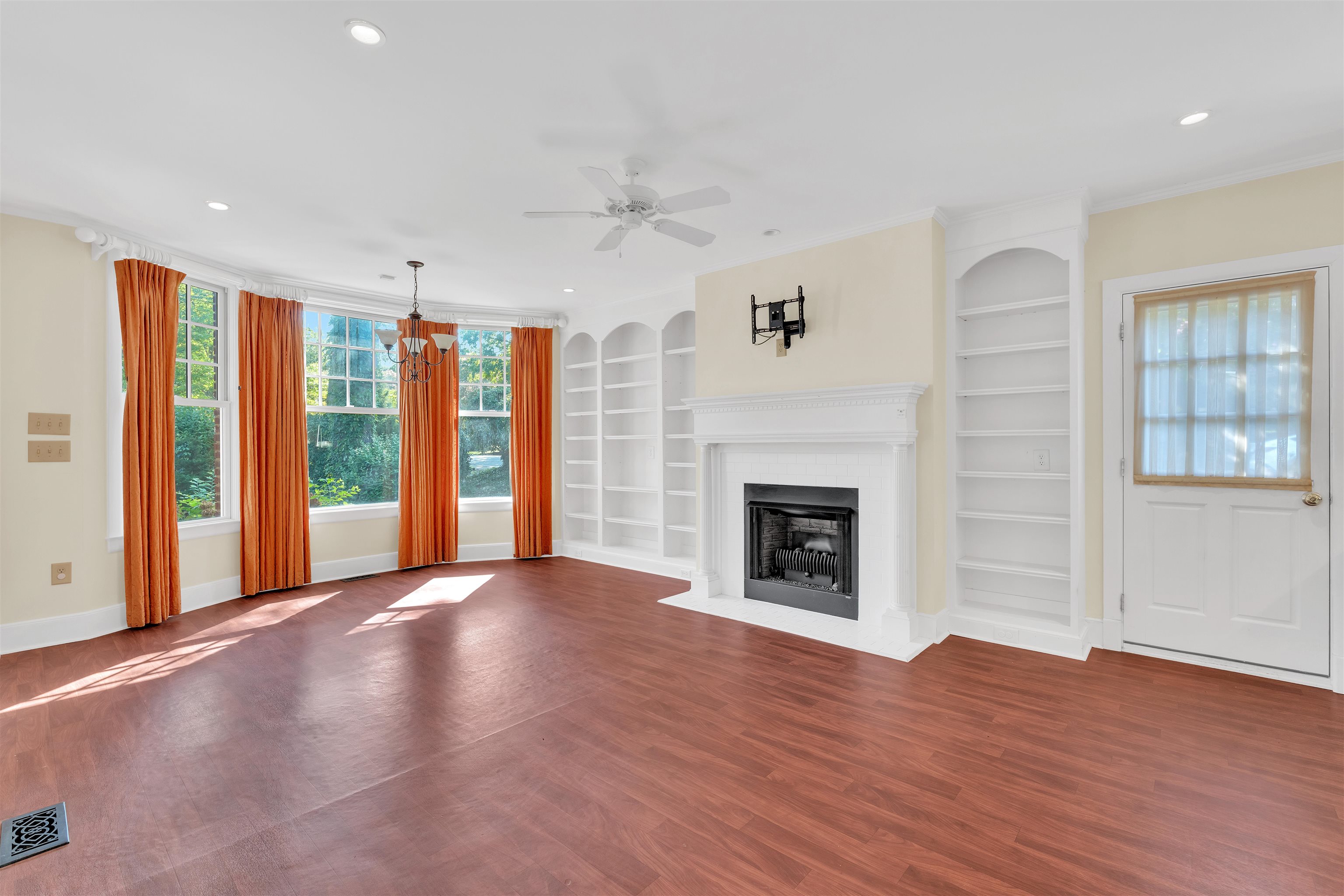 Spartanburg, South Carolina, 29302, United States, 4 Bedrooms Bedrooms, ,5 BathroomsBathrooms,Residential,For Sale,1919560