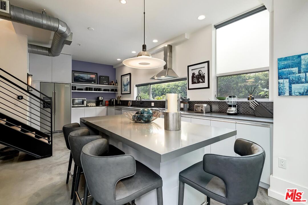 West Hollywood, California, 90069, United States, 2 Bedrooms Bedrooms, ,2 BathroomsBathrooms,Residential,For Sale,1760061