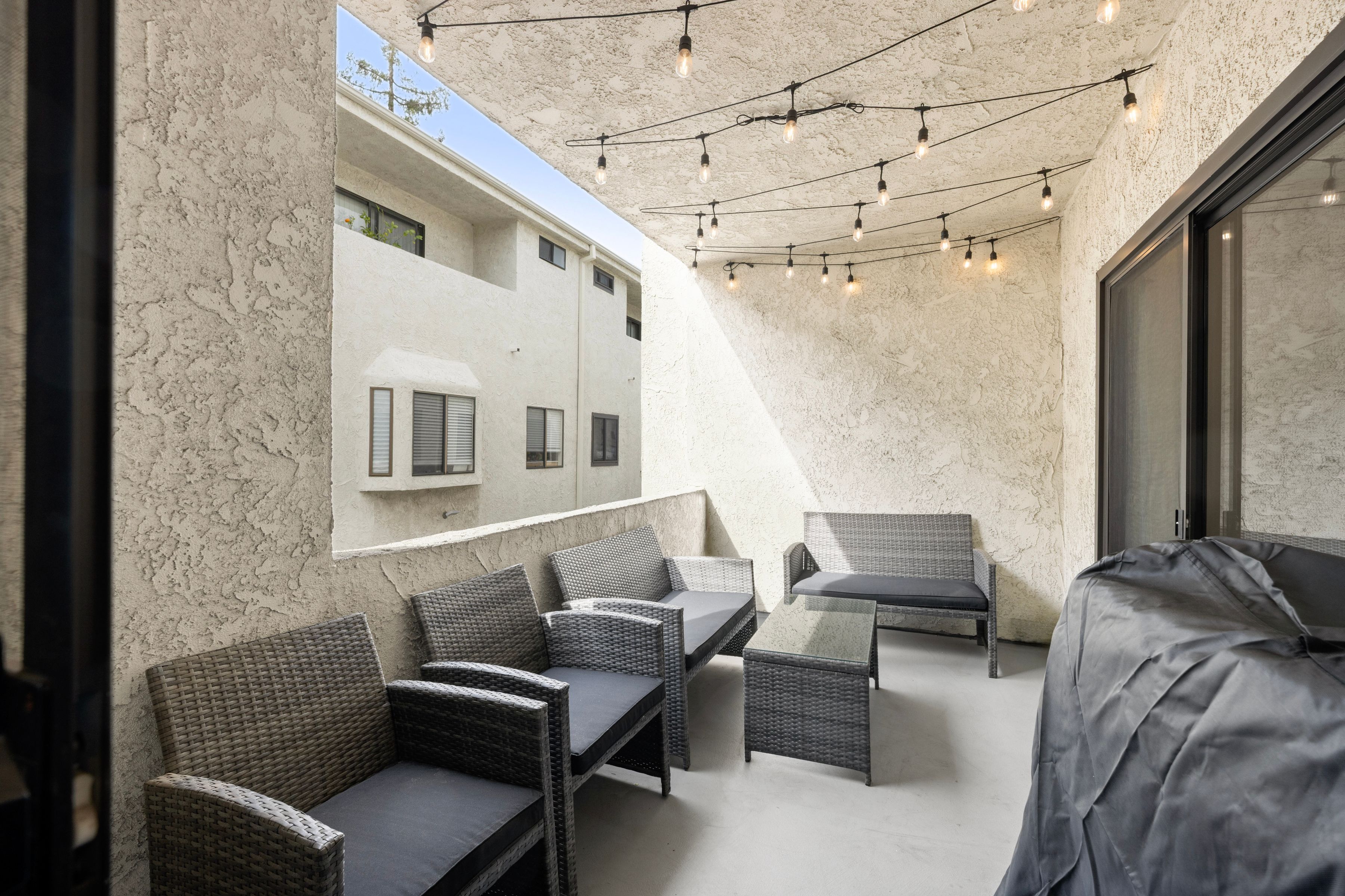  6540 Hayvenhurst Avenue #3 - 物件實景