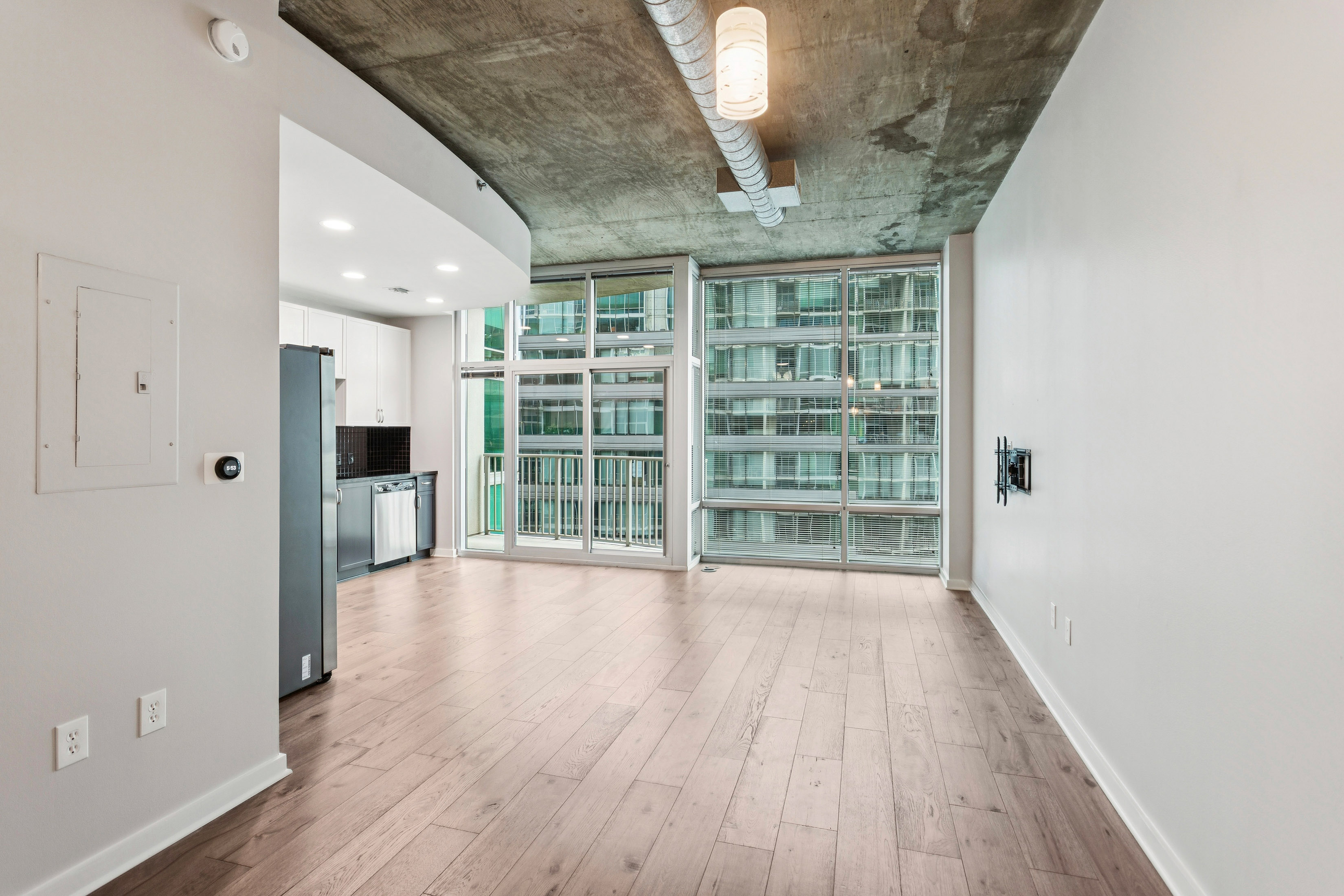  Updated Midtown Condo with Floor-To-Ceiling Windows - 物件實景