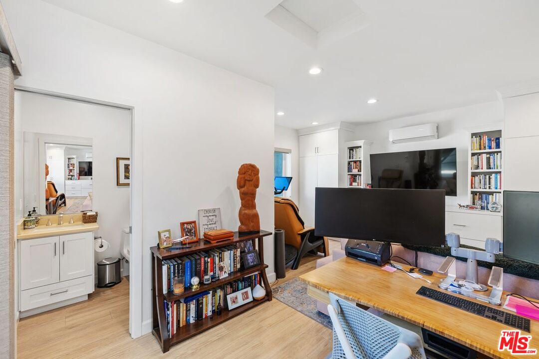 Los Angeles, California, 90034, United States, 4 Bedrooms Bedrooms, ,Residential,For Sale,1991116