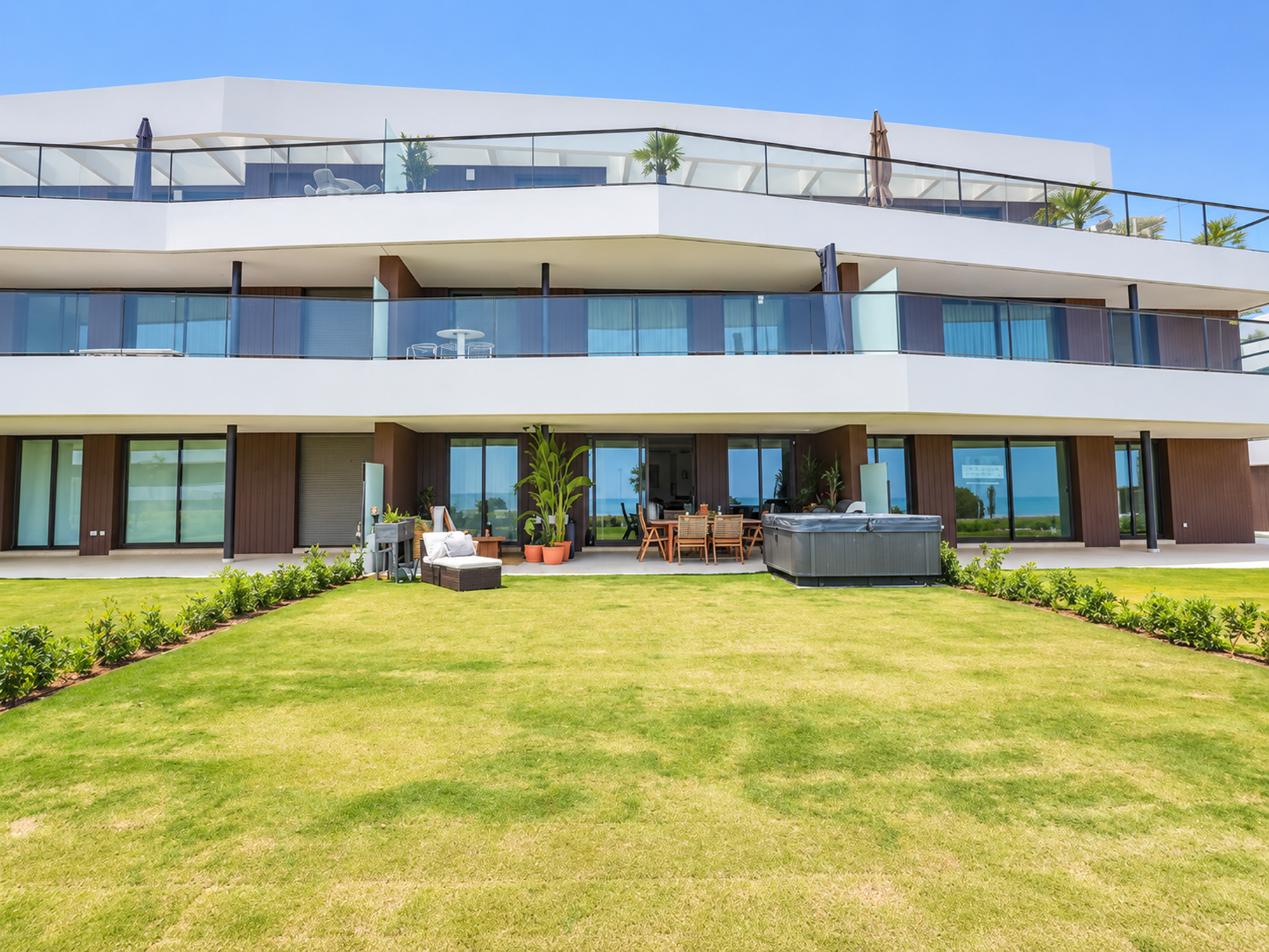  Contemporary ground-floor apartment with generous garden and sea views - 物件實景