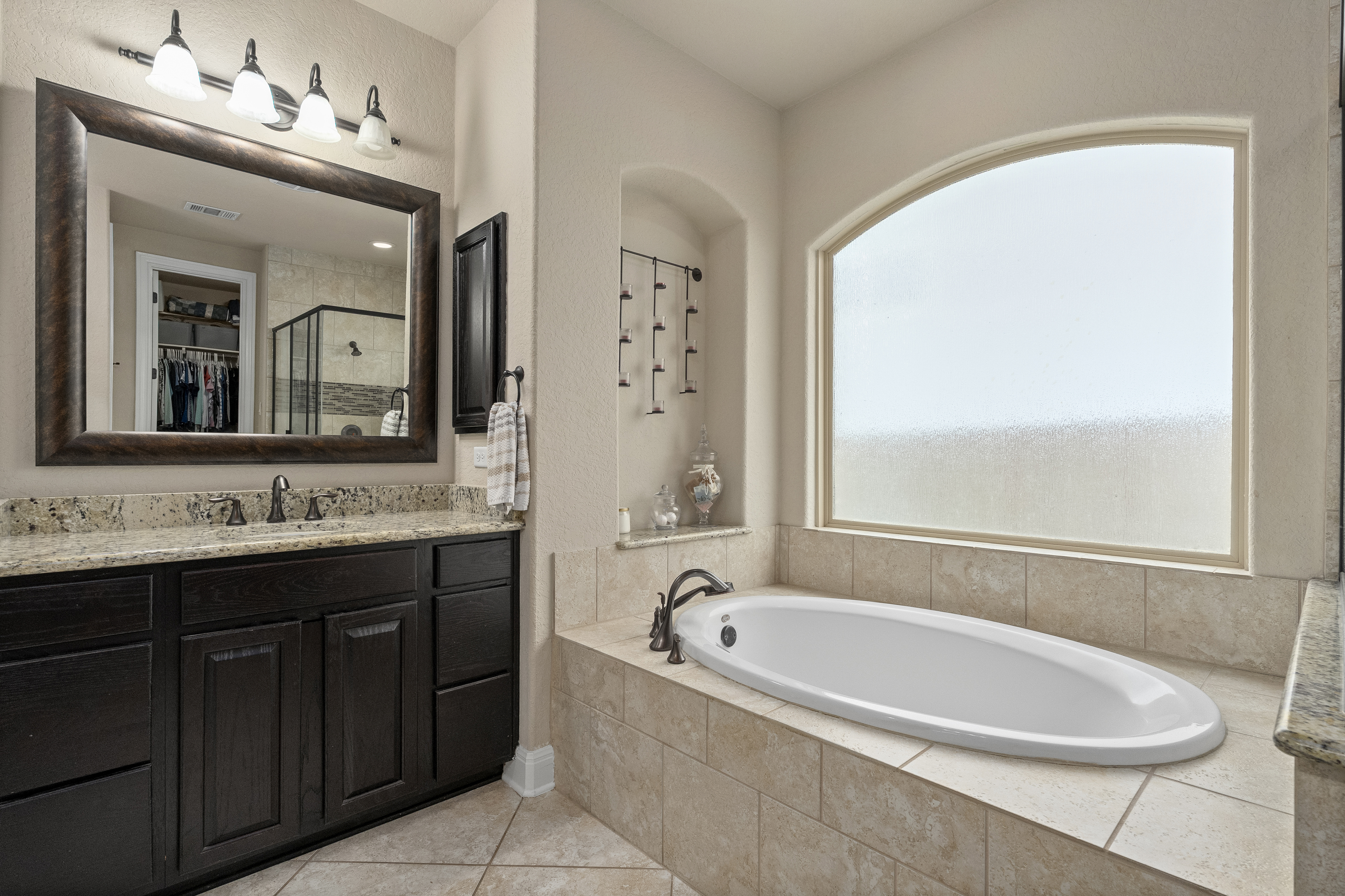  Thoughtfully Designed with Exceptional Floor Plan - 物件實景