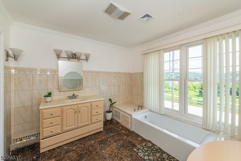Pompton Lakes Boro, New Jersey, 07442, United States, 3 Bedrooms Bedrooms, ,3 BathroomsBathrooms,Residential,For Sale,1875678