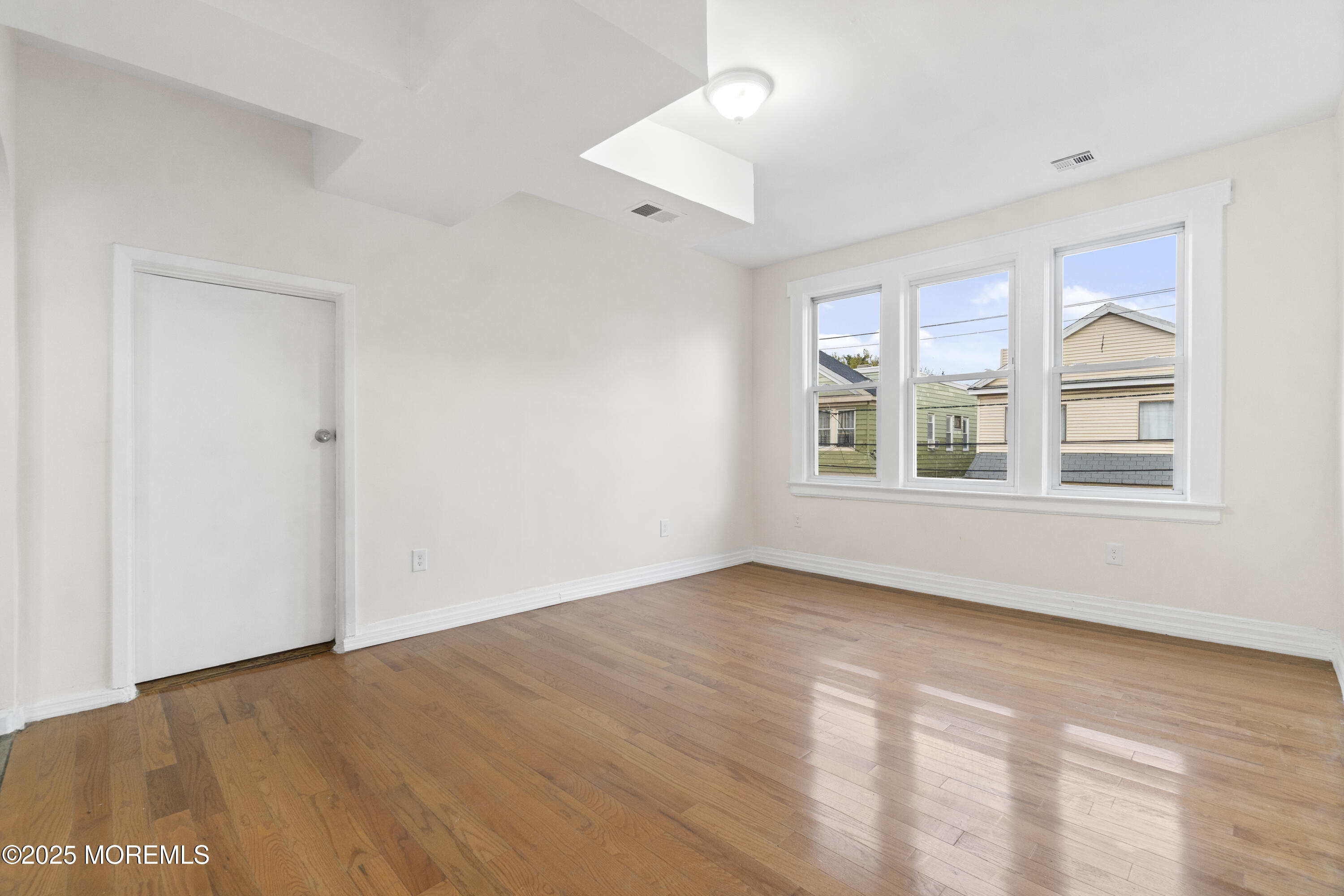 Newark, New Jersey, 07112, United States, 5 Bedrooms Bedrooms, ,2 BathroomsBathrooms,Residential,For Sale,1985719