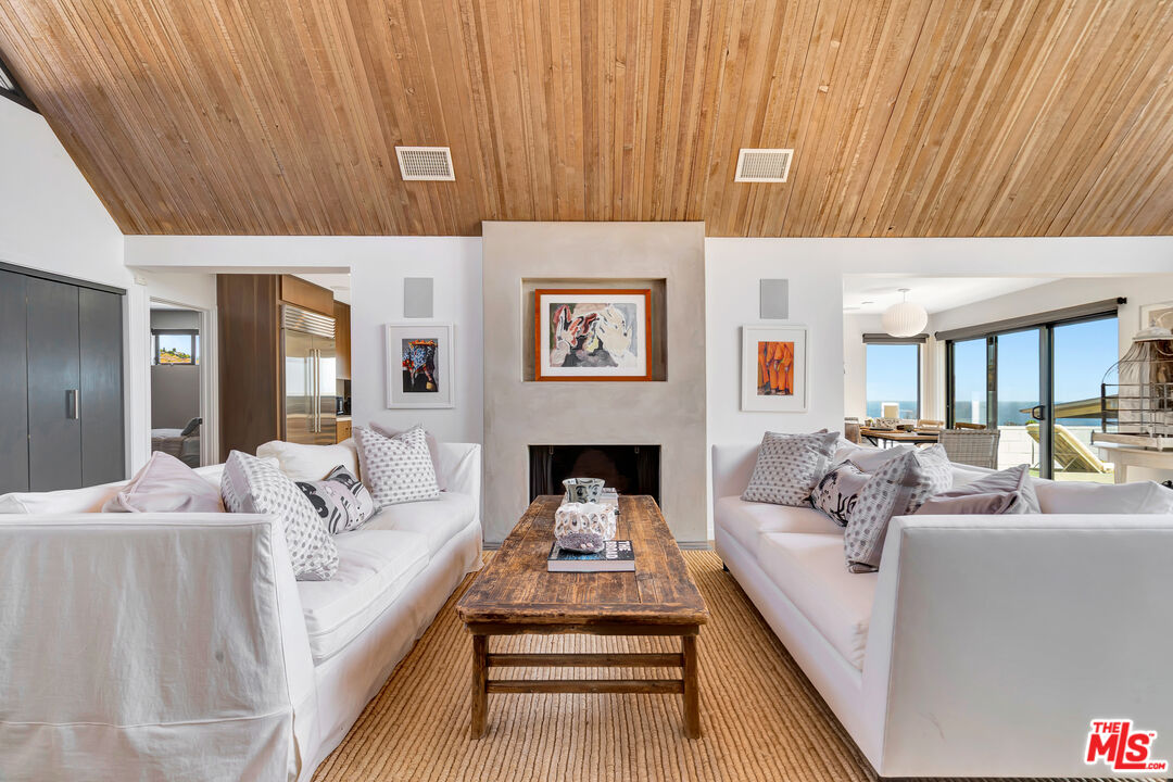 Malibu, California, 90265, United States, 4 Bedrooms Bedrooms, ,3 BathroomsBathrooms,Residential,For Sale,1925740