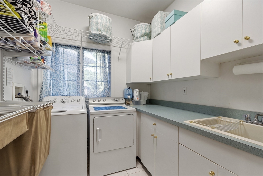 Middleton, Massachusetts, 01949, United States, 4 Bedrooms Bedrooms, ,4 BathroomsBathrooms,Residential,For Sale,1981147