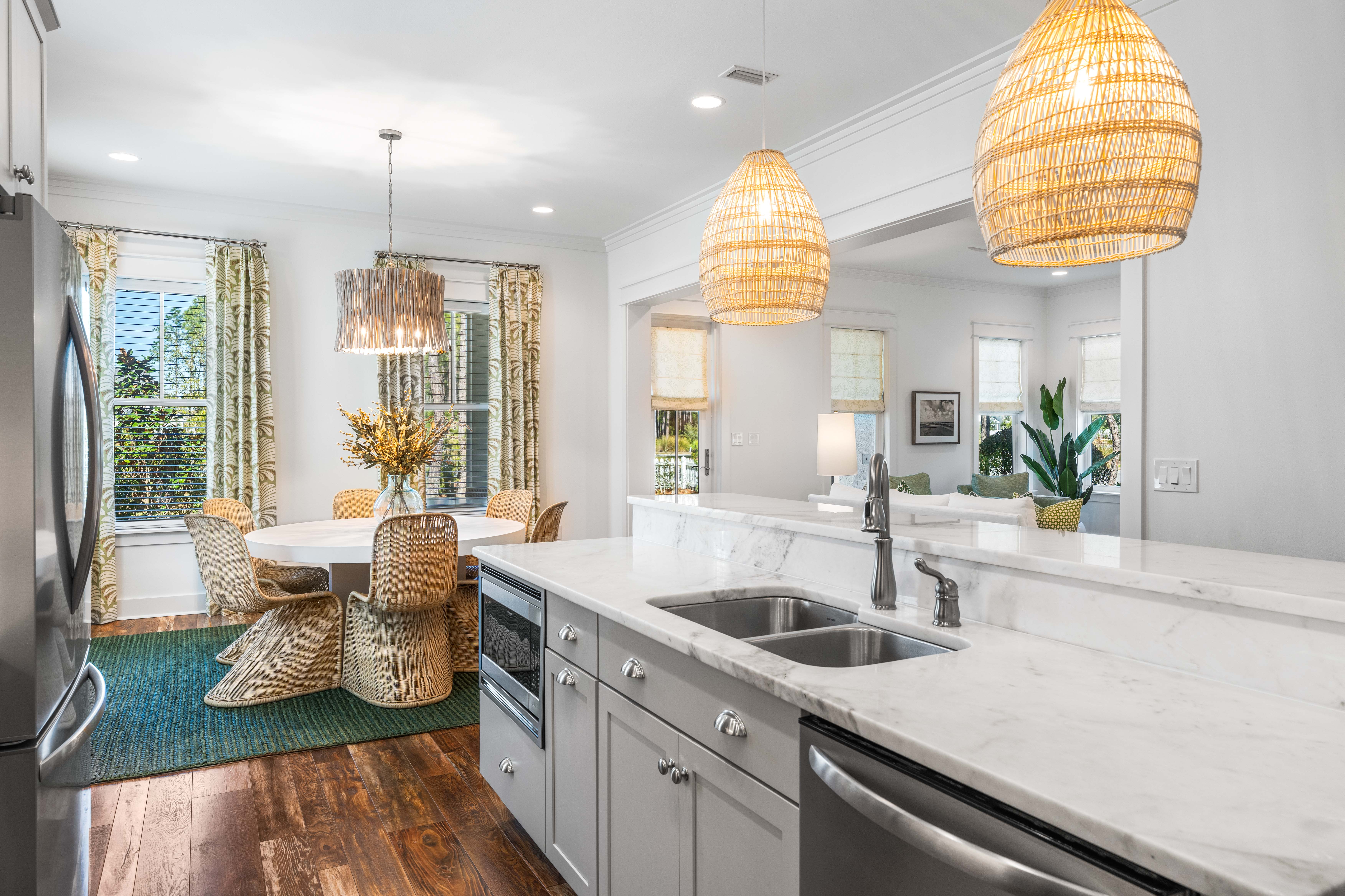  Oversized Corner Lot Home with Carriage House, Screened Porch & Fenced Yard - 物件實景