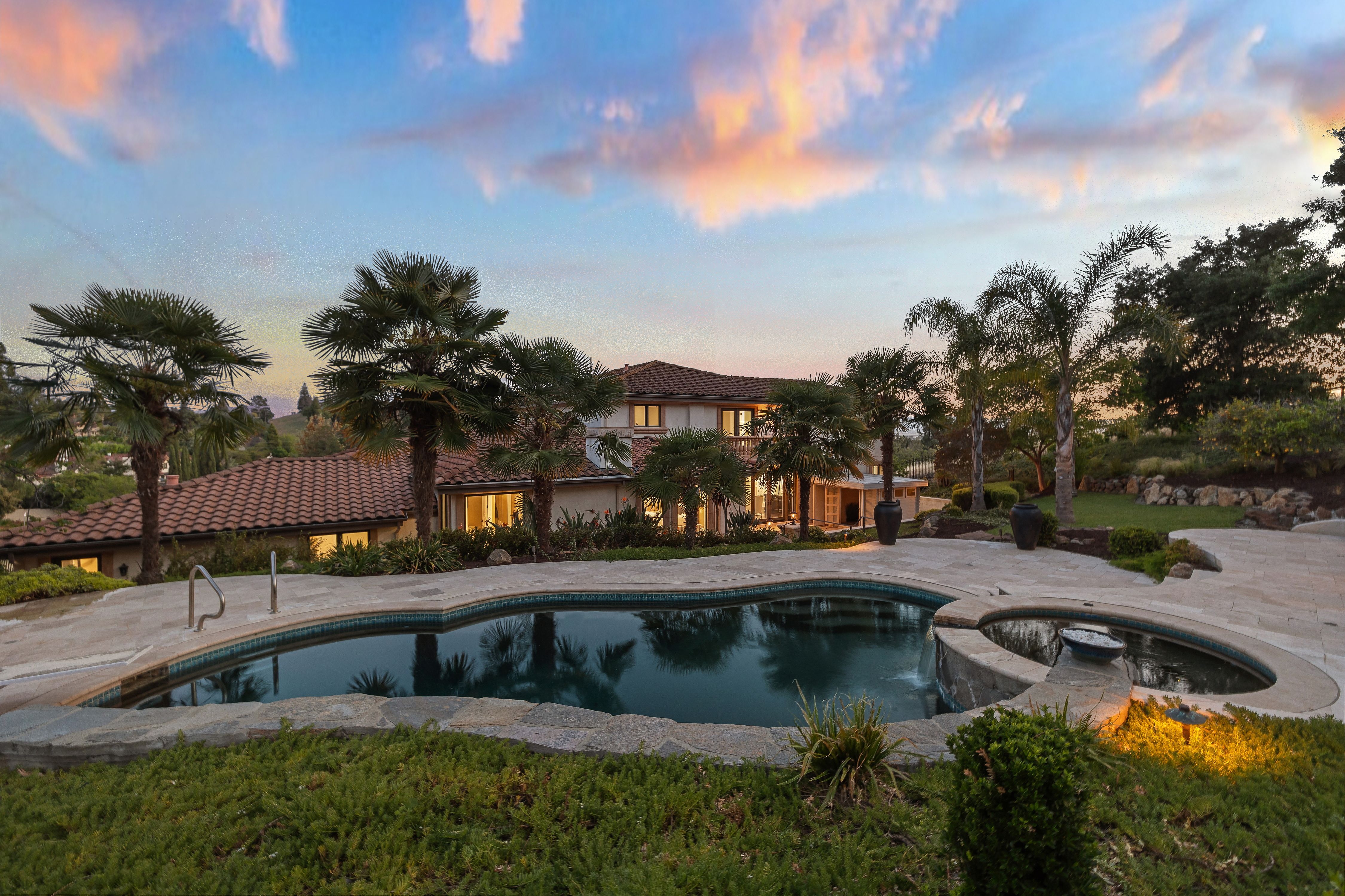  Grand Mediterranean Estate with Private Multi-Generational Wing - 物件實景