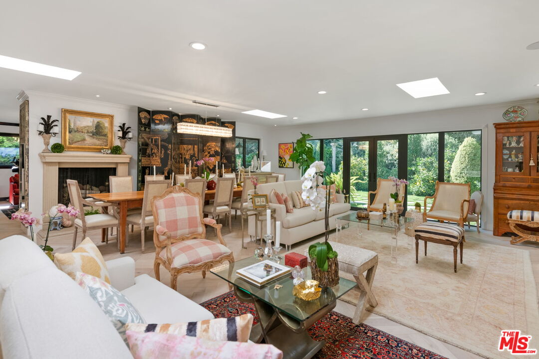 Los Angeles, California, 90049, United States, 4 Bedrooms Bedrooms, ,1 BathroomBathrooms,Residential,For Sale,1991602