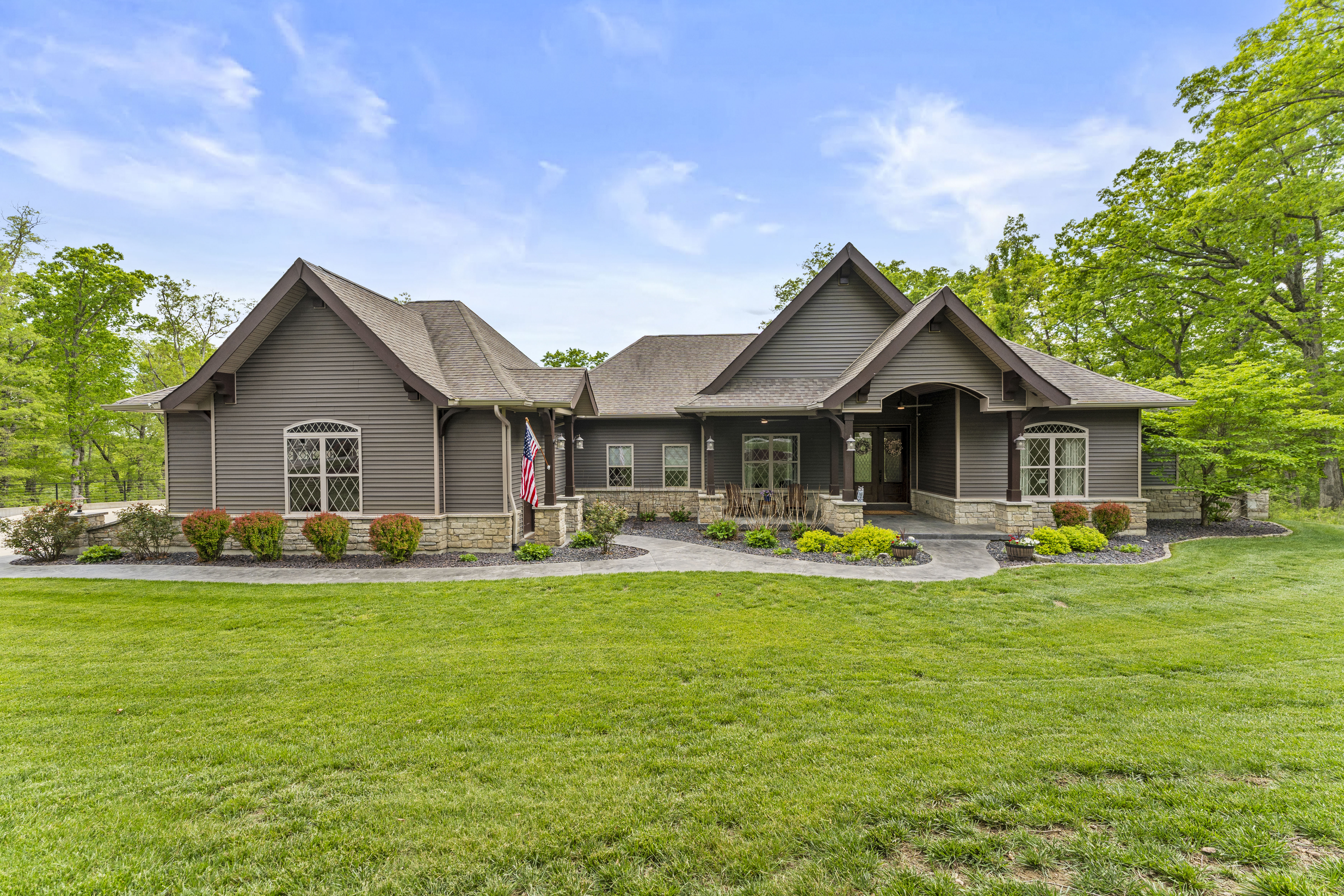  Discover unmatched luxury and versatility in this custom Craftsman-style estate - 物件實景