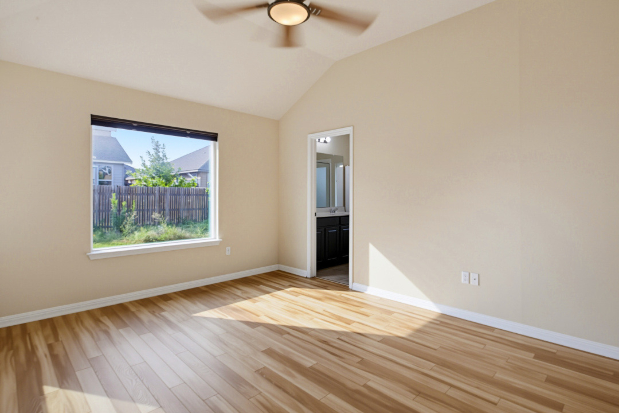  Move-In Ready & Meticulously Maintained in Fort Dessau - 物件實景