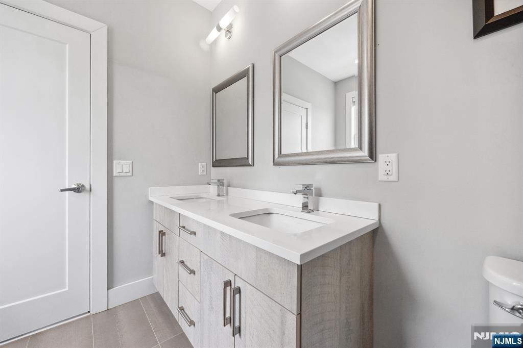Fort Lee, New Jersey, 07024, United States, 3 Bedrooms Bedrooms, ,3 BathroomsBathrooms,Residential,For Sale,1932356