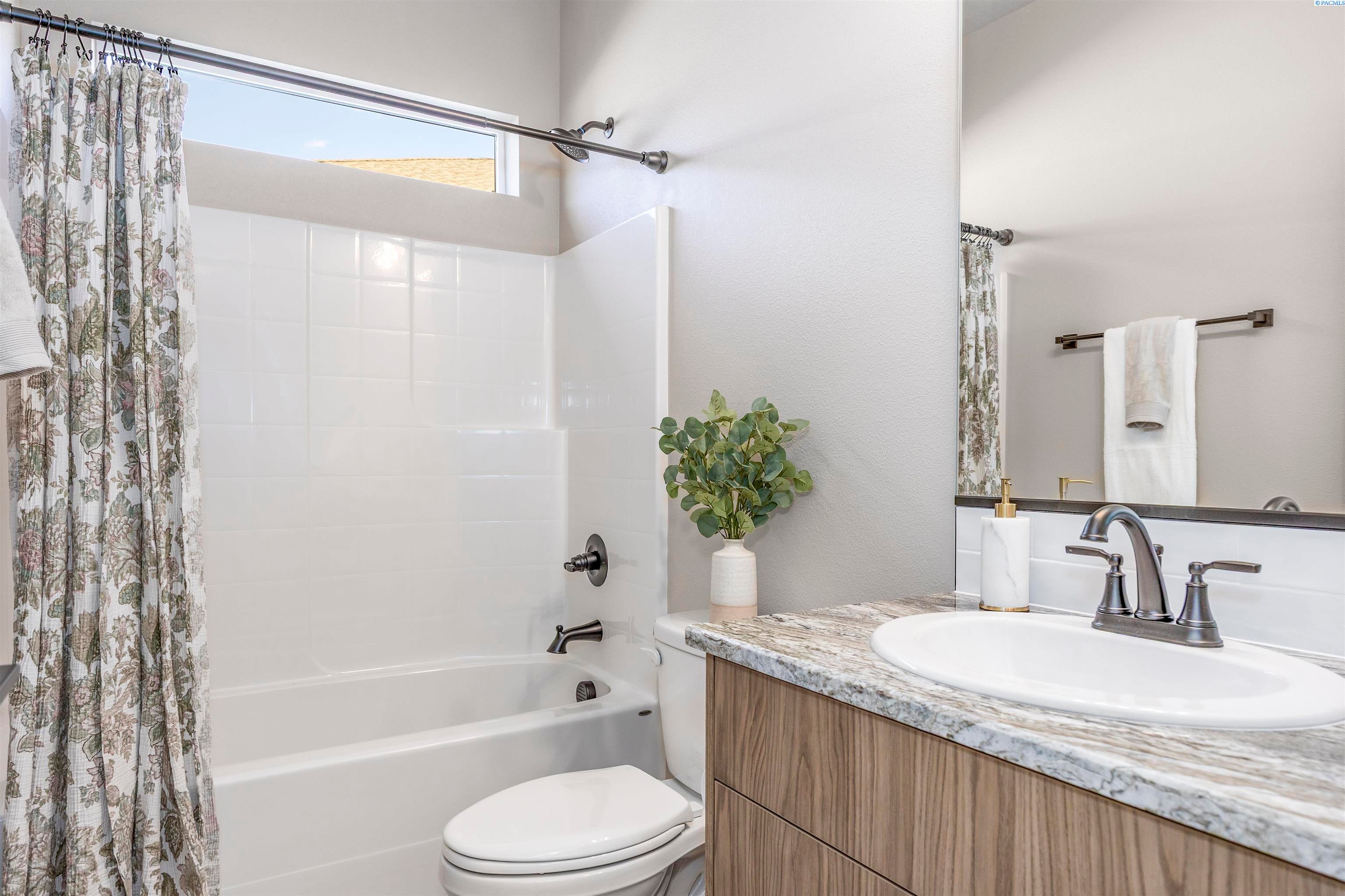 Richland, Washington, 99352, United States, 4 Bedrooms Bedrooms, ,3 BathroomsBathrooms,Residential,For Sale,1980389