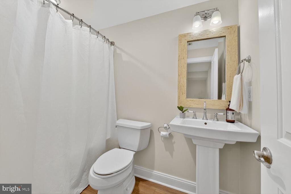 Arlington, Virginia, 22213, United States, 5 Bedrooms Bedrooms, ,5 BathroomsBathrooms,Residential,For Sale,1982488