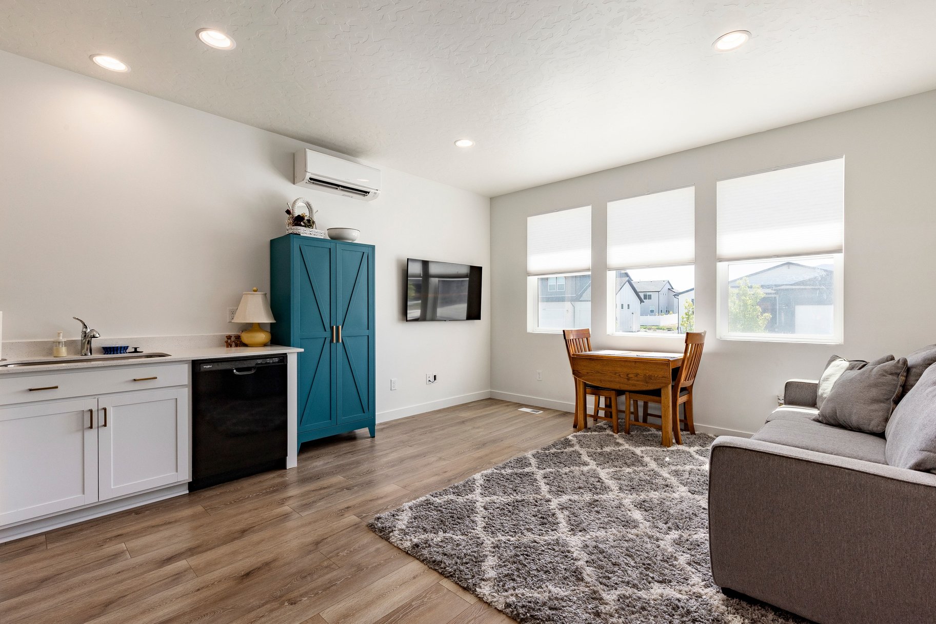  Spacious rambler with ADU. Open design and backyard made for living. - 物件實景
