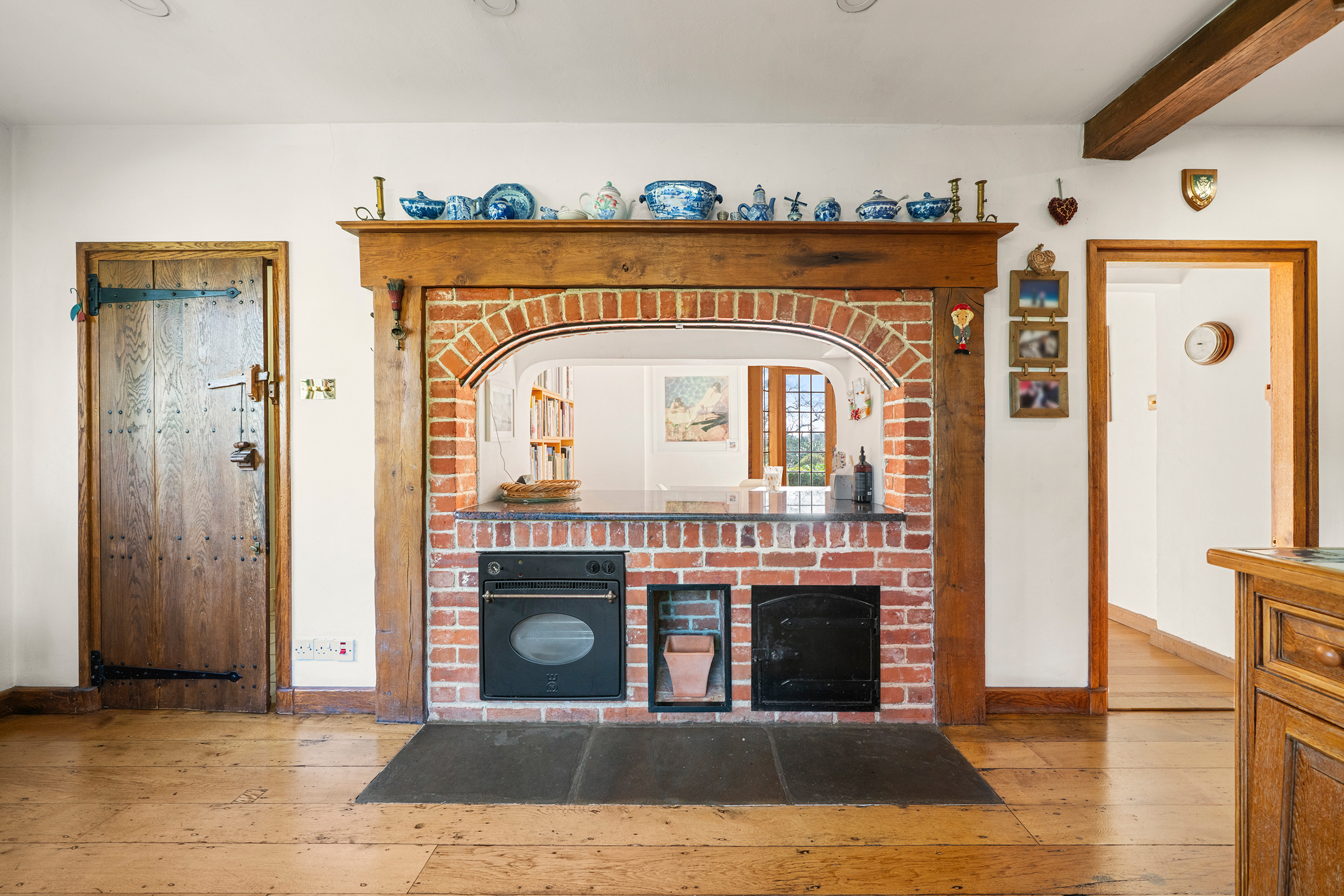  A Handsome House on One of Esher’s Most Coveted Private Roads - 物件實景