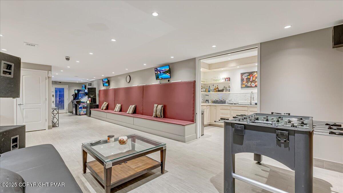 East Stroudsburg, Pennsylvania, 18302, United States, 5 Bedrooms Bedrooms, ,4 BathroomsBathrooms,Residential,For Sale,1980579