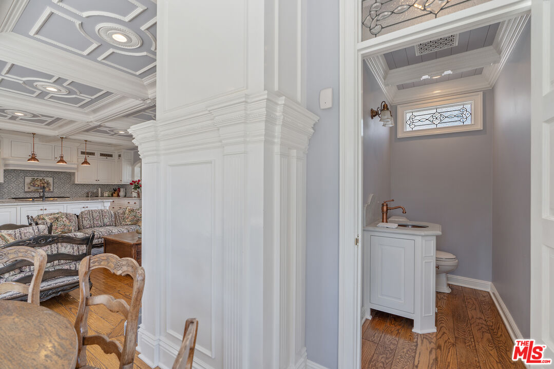 Los Angeles, California, 90004, United States, 6 Bedrooms Bedrooms, ,7 BathroomsBathrooms,Residential,For Sale,1907510
