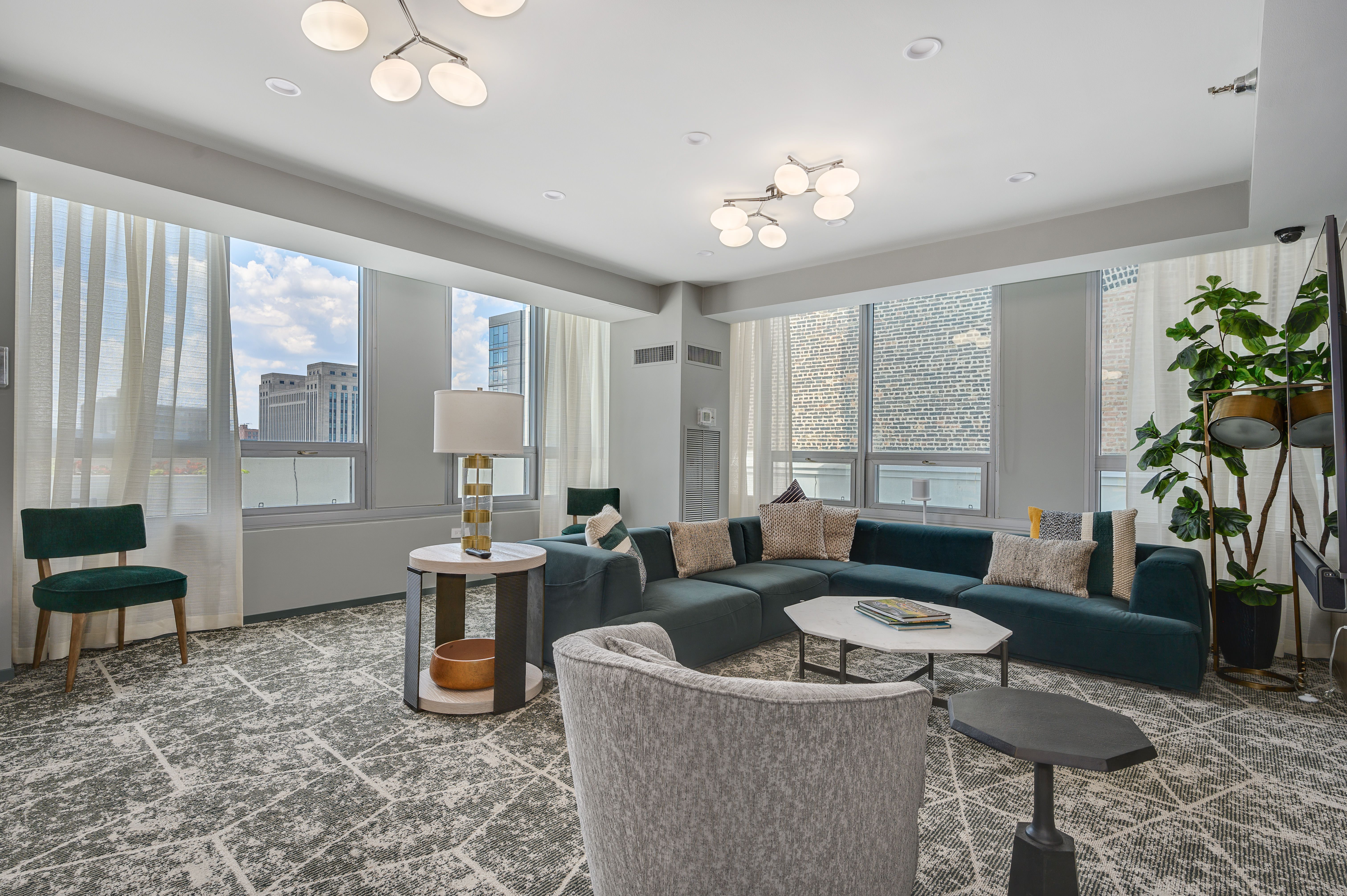  Experience Elevated City Living in This Beautifully Renovated Corner Residence - 物件實景