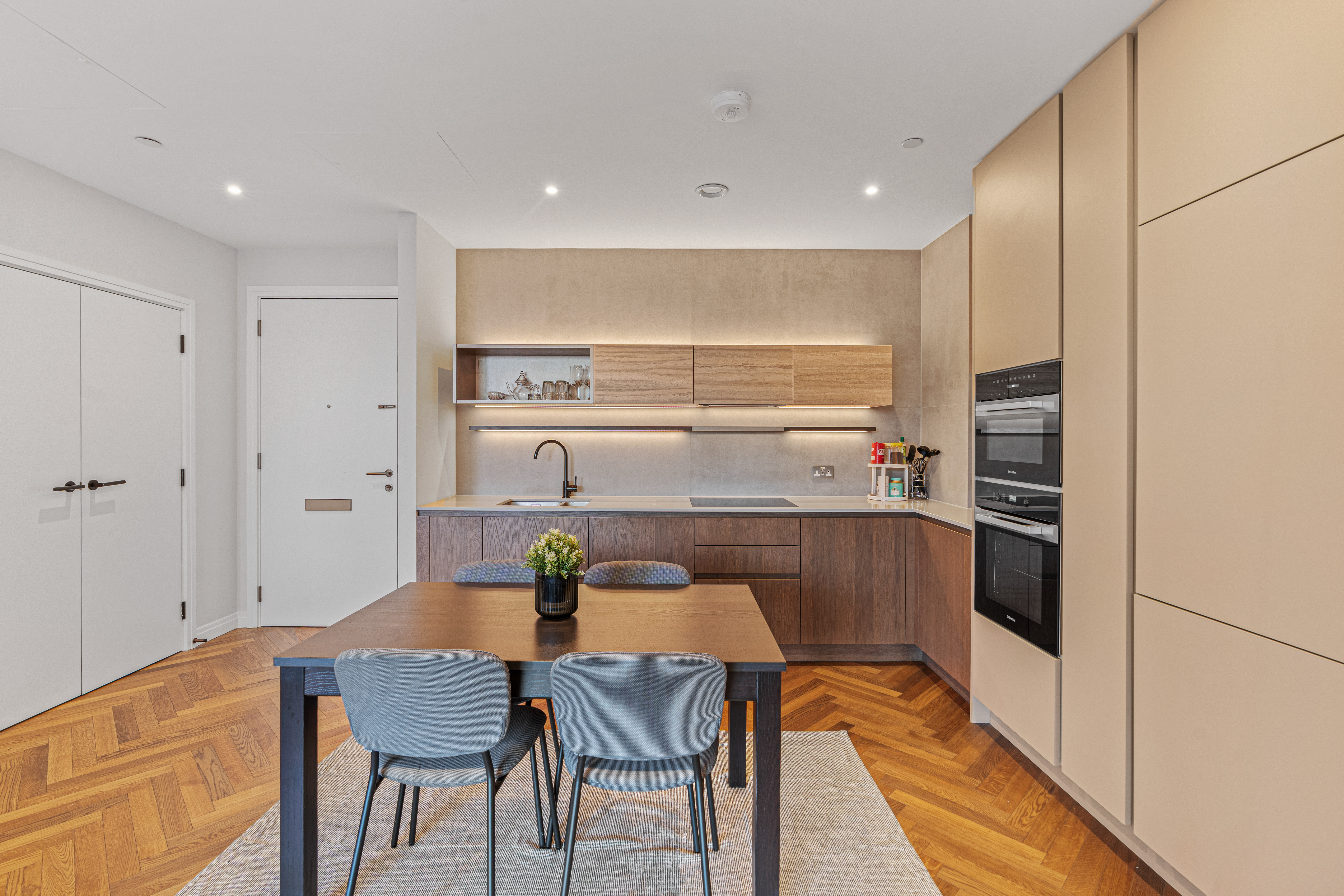  A Contemporary Two-Bedroom Apartment with a Balcony at King’s Road Park - 物件實景