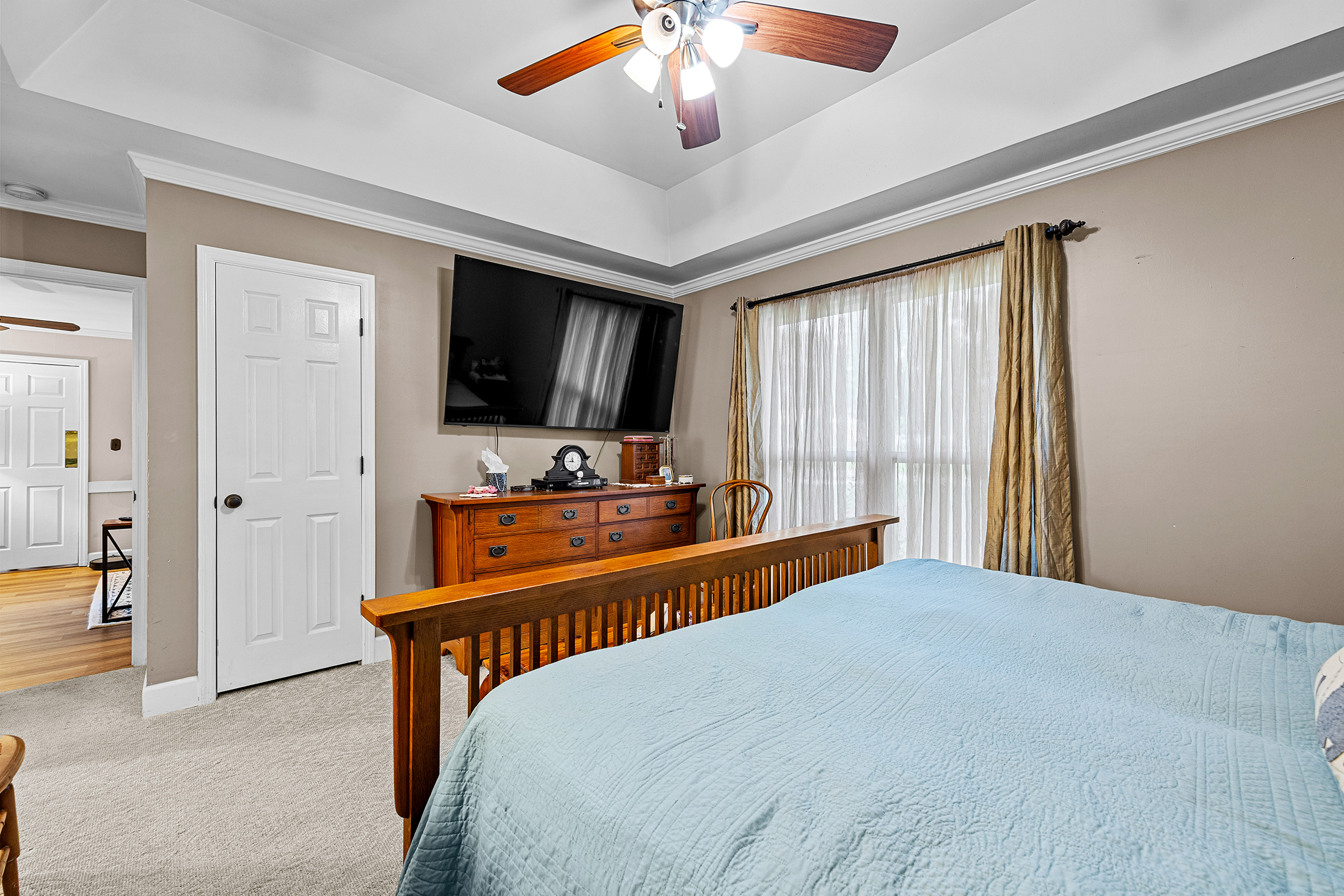  Beautiful Home with Backyard Retreat in Hillandale - 物件實景