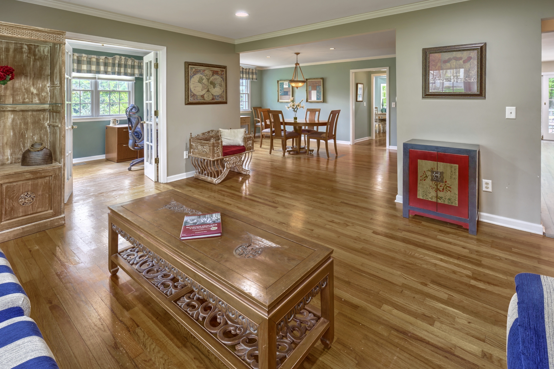  Expanded and Beautifully Maintained Custom Split Level Home - 物件實景