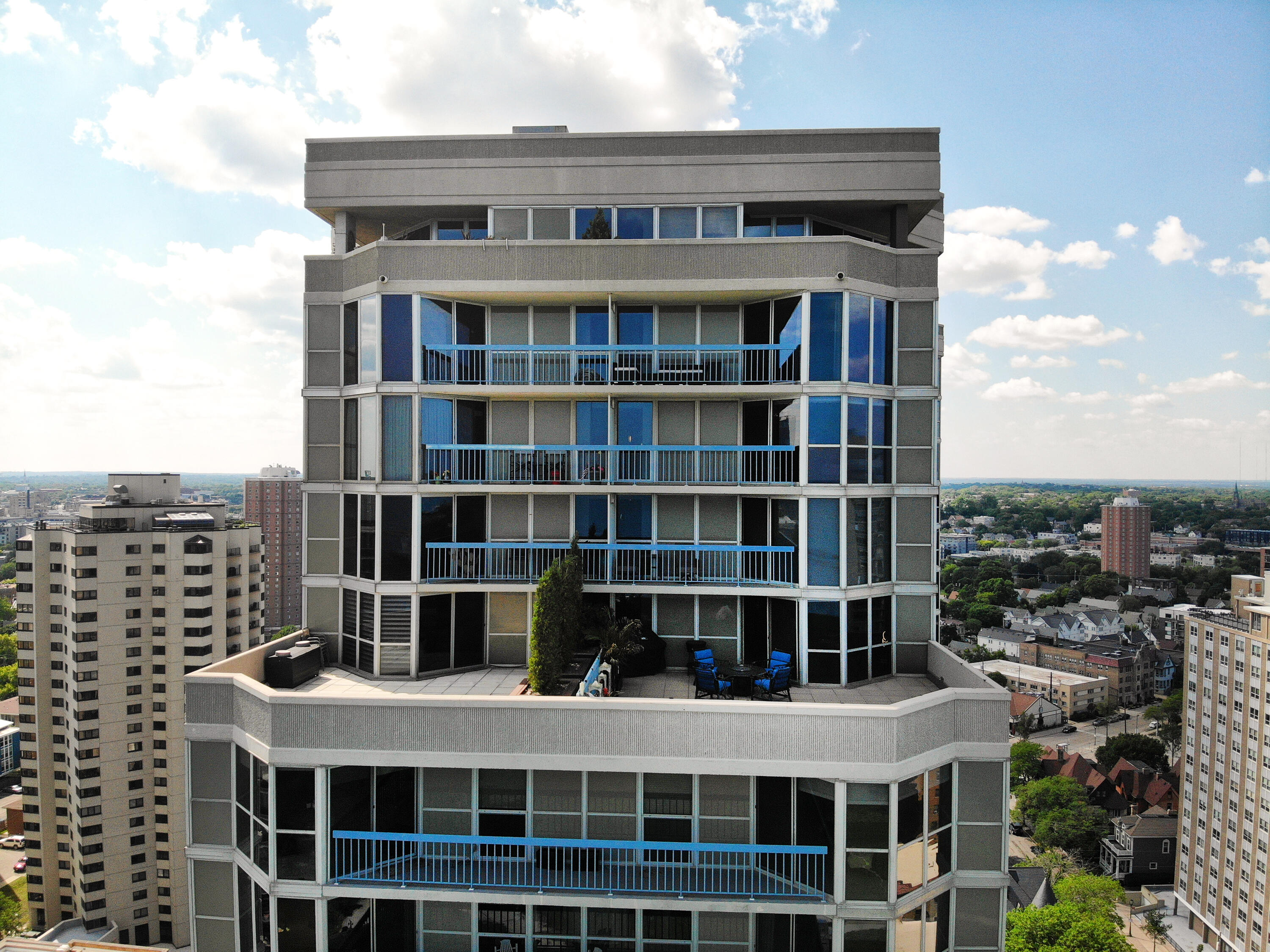 Milwaukee, Wisconsin, 53202, United States, 2 Bedrooms Bedrooms, ,3 BathroomsBathrooms,Residential,For Sale,1992022