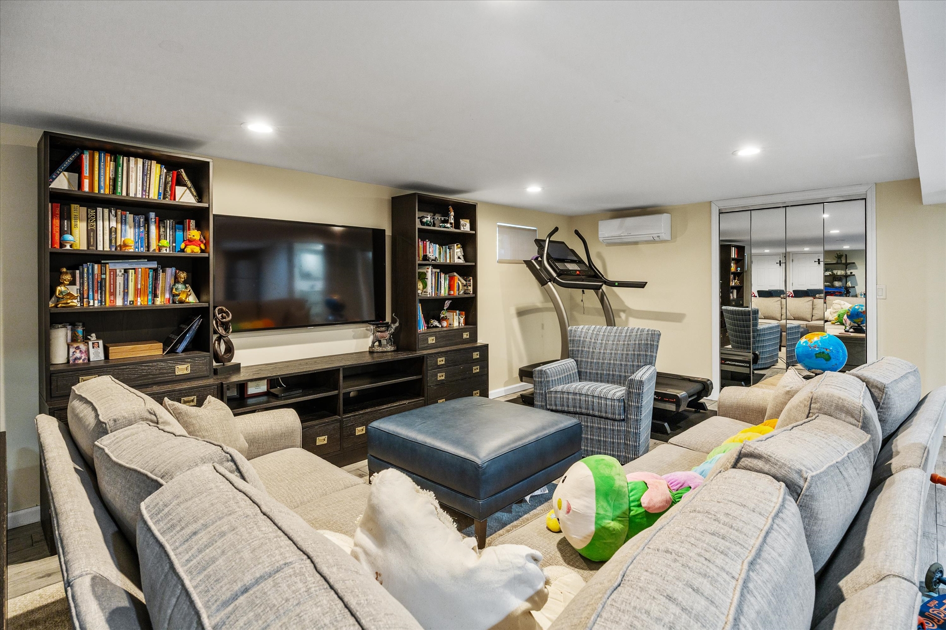 Howard Beach, New York, 11414, United States, 6 Bedrooms Bedrooms, ,2 BathroomsBathrooms,Residential,For Sale,2005661