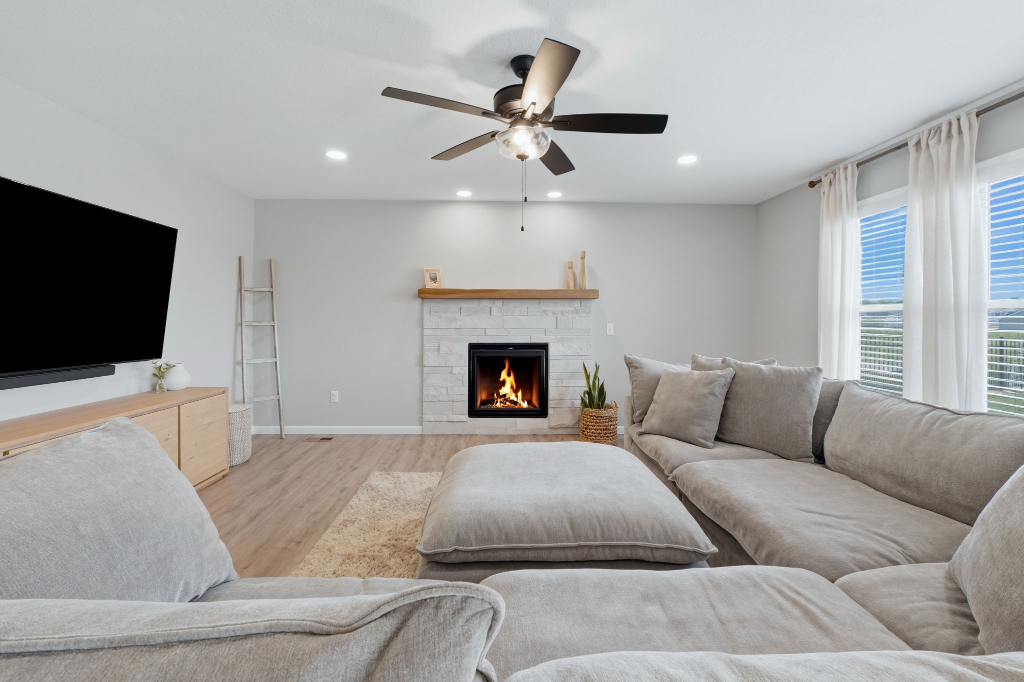  Move-in Four Bedroom Home Loaded with Upgrades - 物件實景