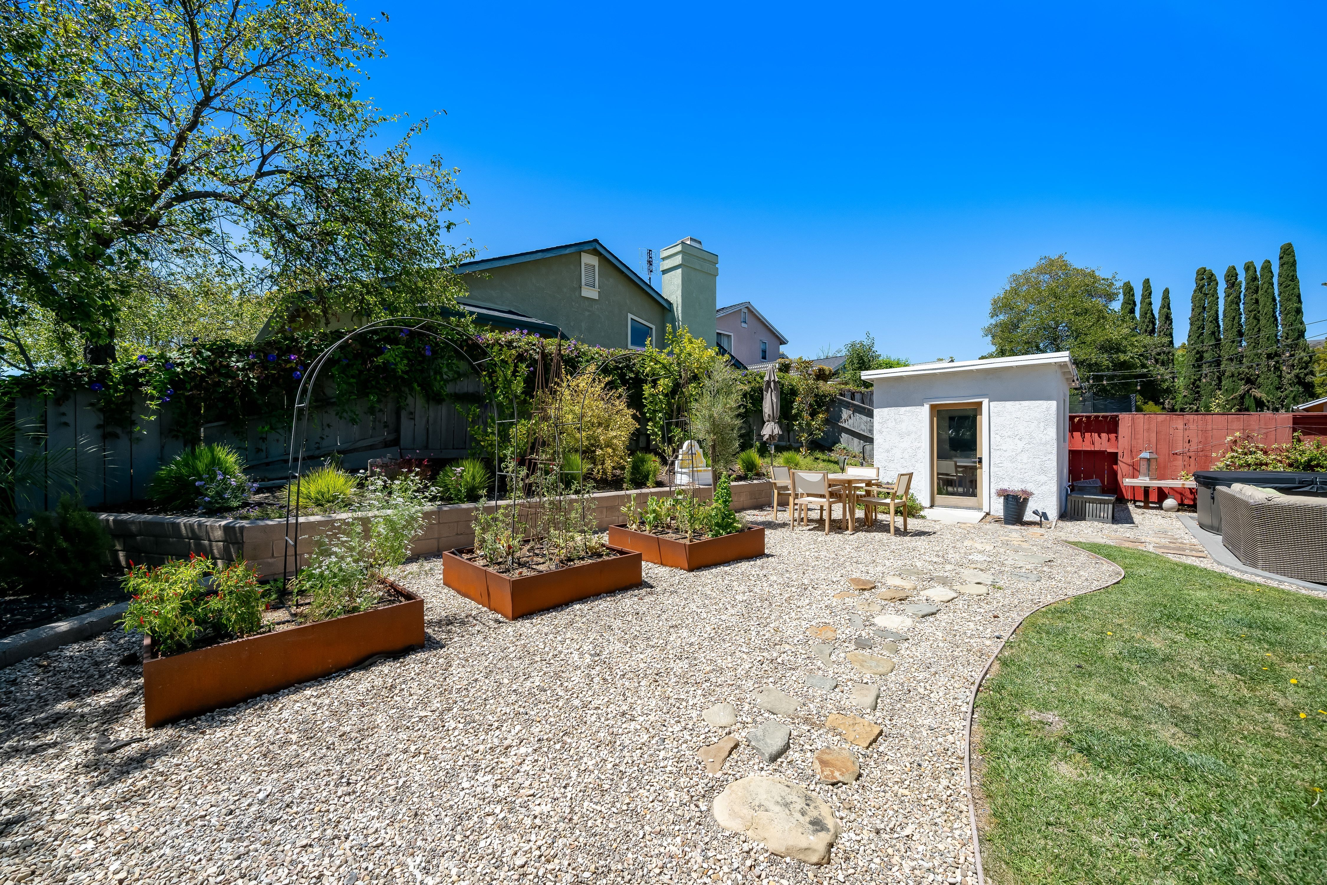  Beautifully Reimagined Corner-Lot Home in French Park - 物件實景