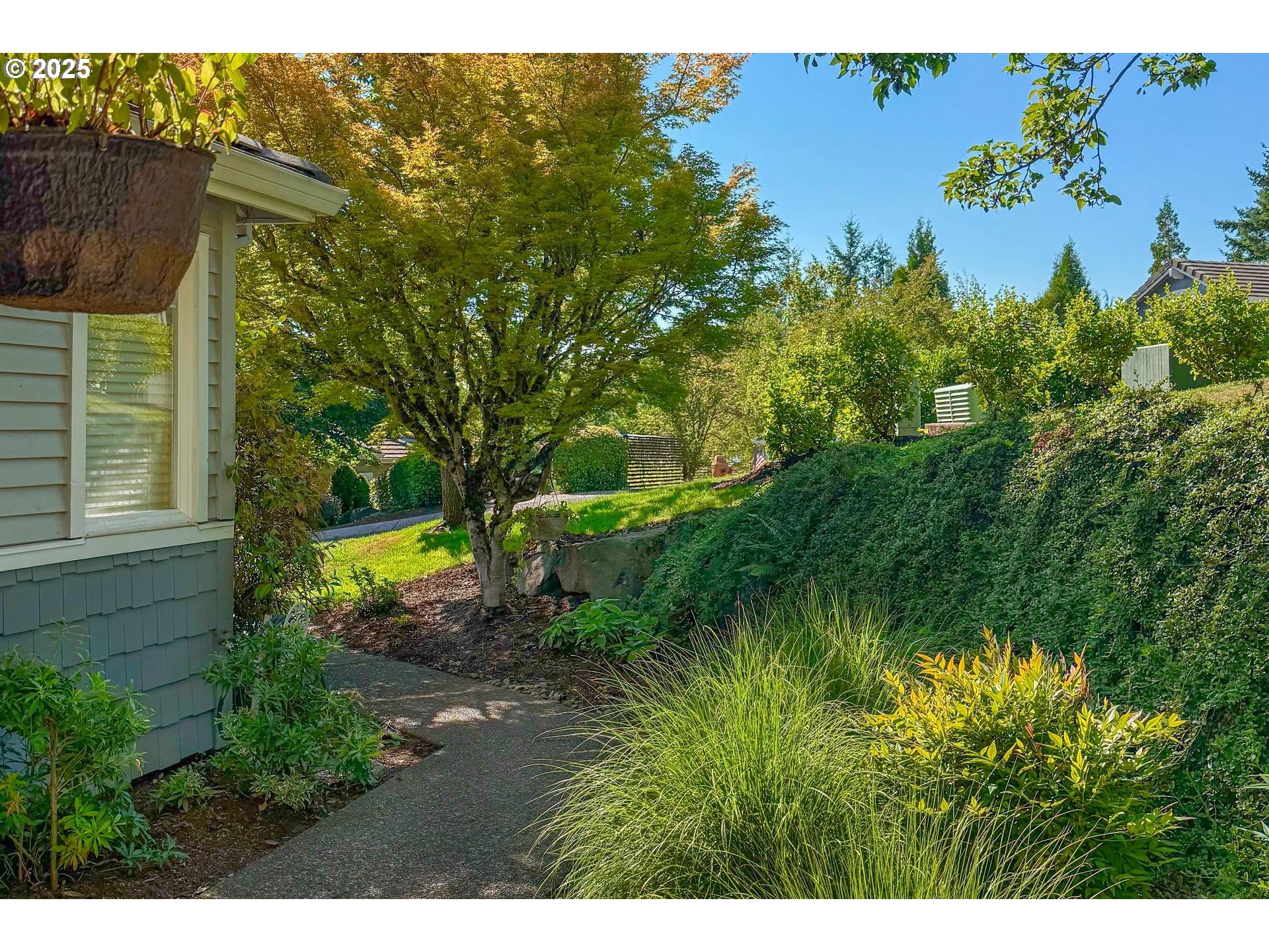 Portland, Oregon, 97229, United States, 2 Bedrooms Bedrooms, ,2 BathroomsBathrooms,Residential,For Sale,1925934