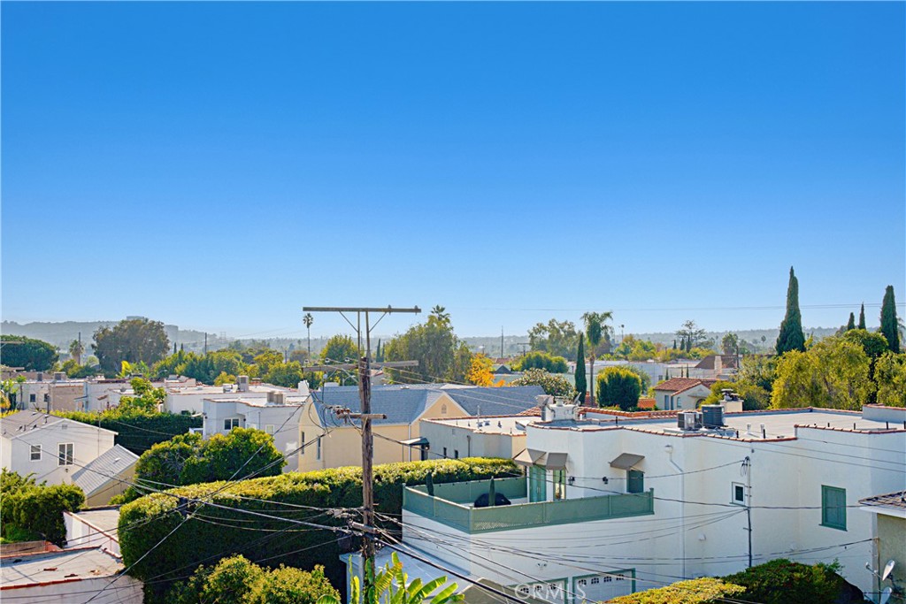 Los Angeles, California, 90019, United States, 2 Bedrooms Bedrooms, ,3 BathroomsBathrooms,Residential,For Sale,1990978