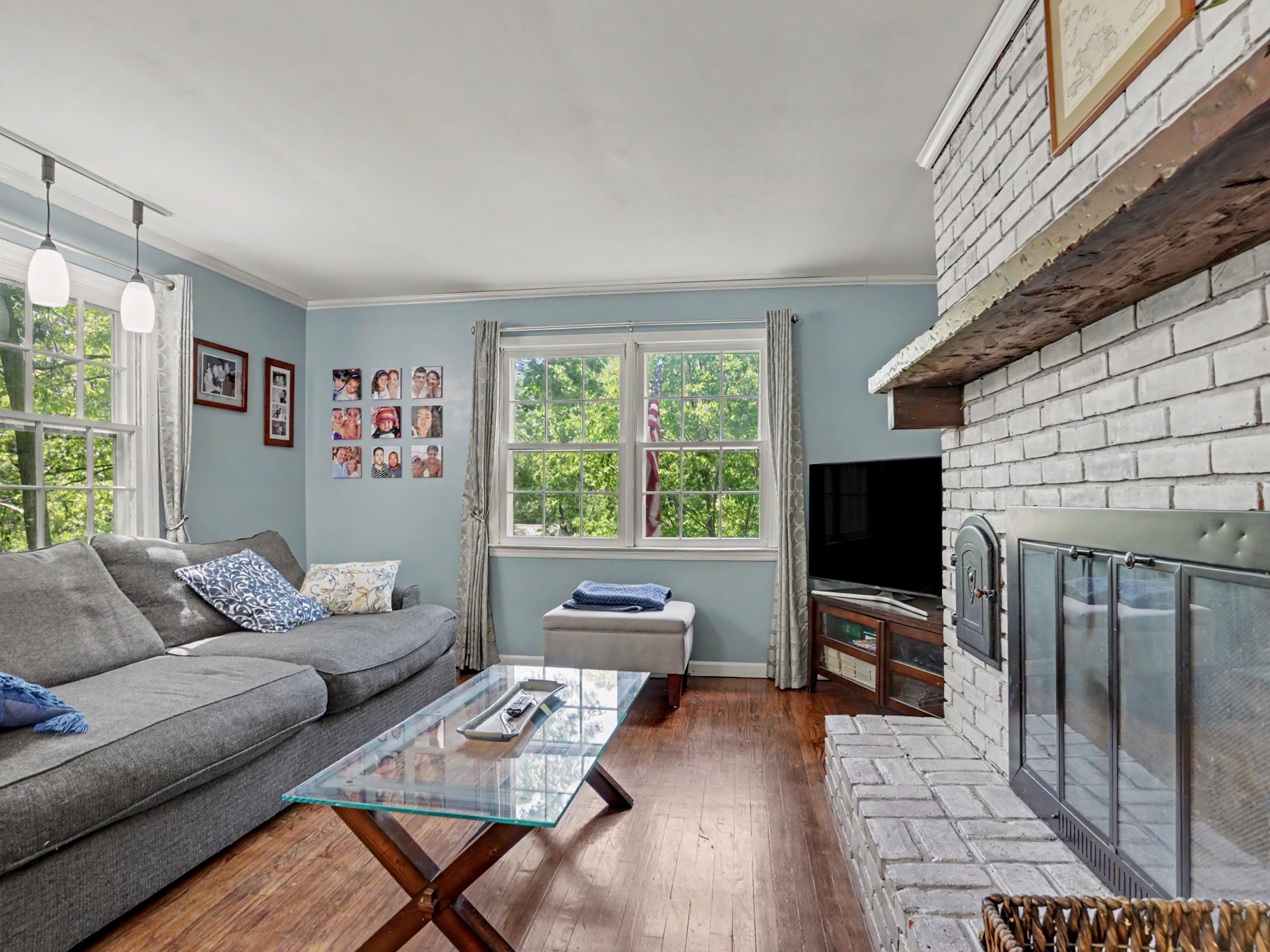  Hilltop Lake Hills Oasis with Renovated Chef