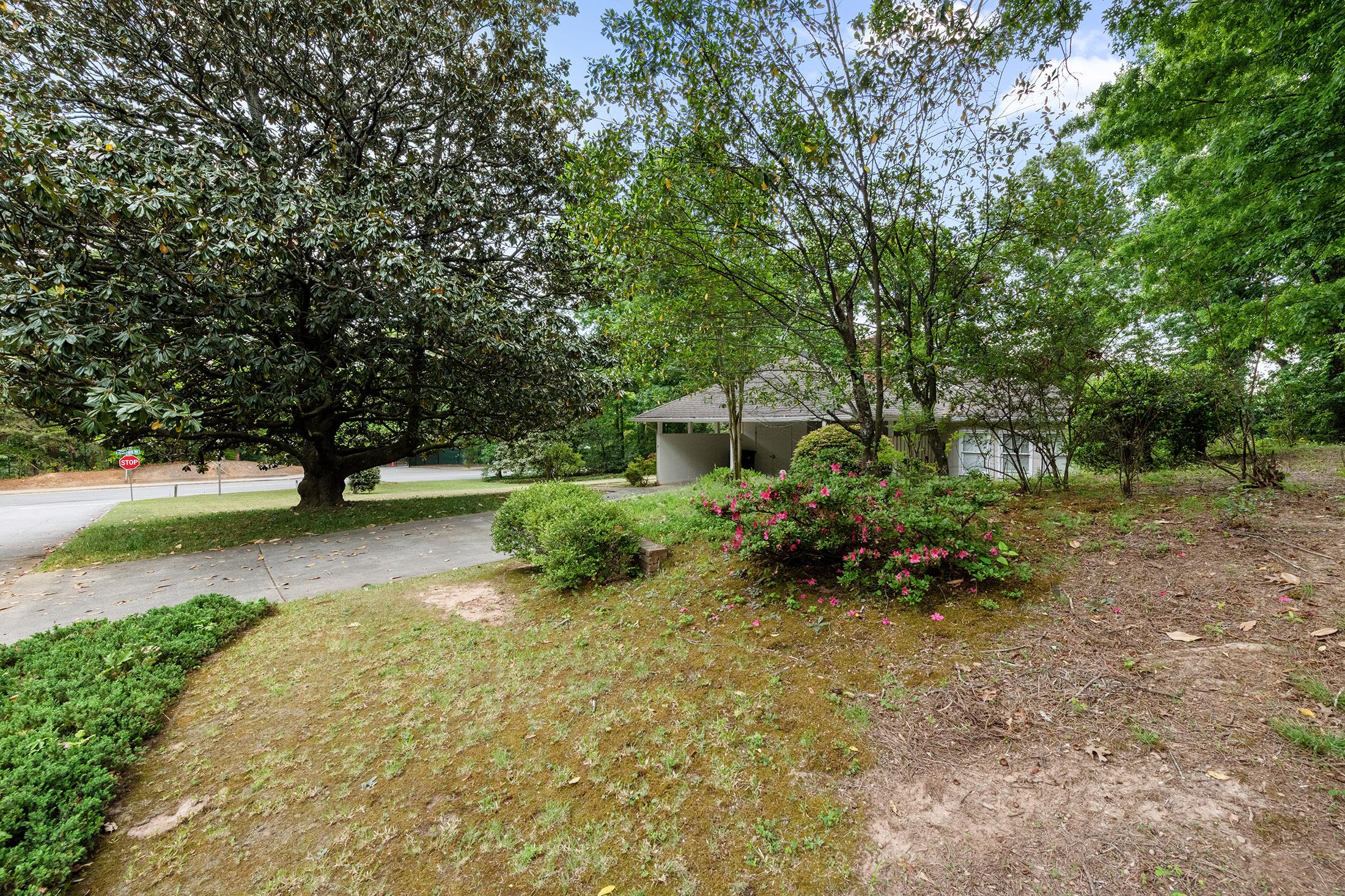  Beautiful Flat 1+/- Acre Corner Lot in Sandy Springs - 物件實景