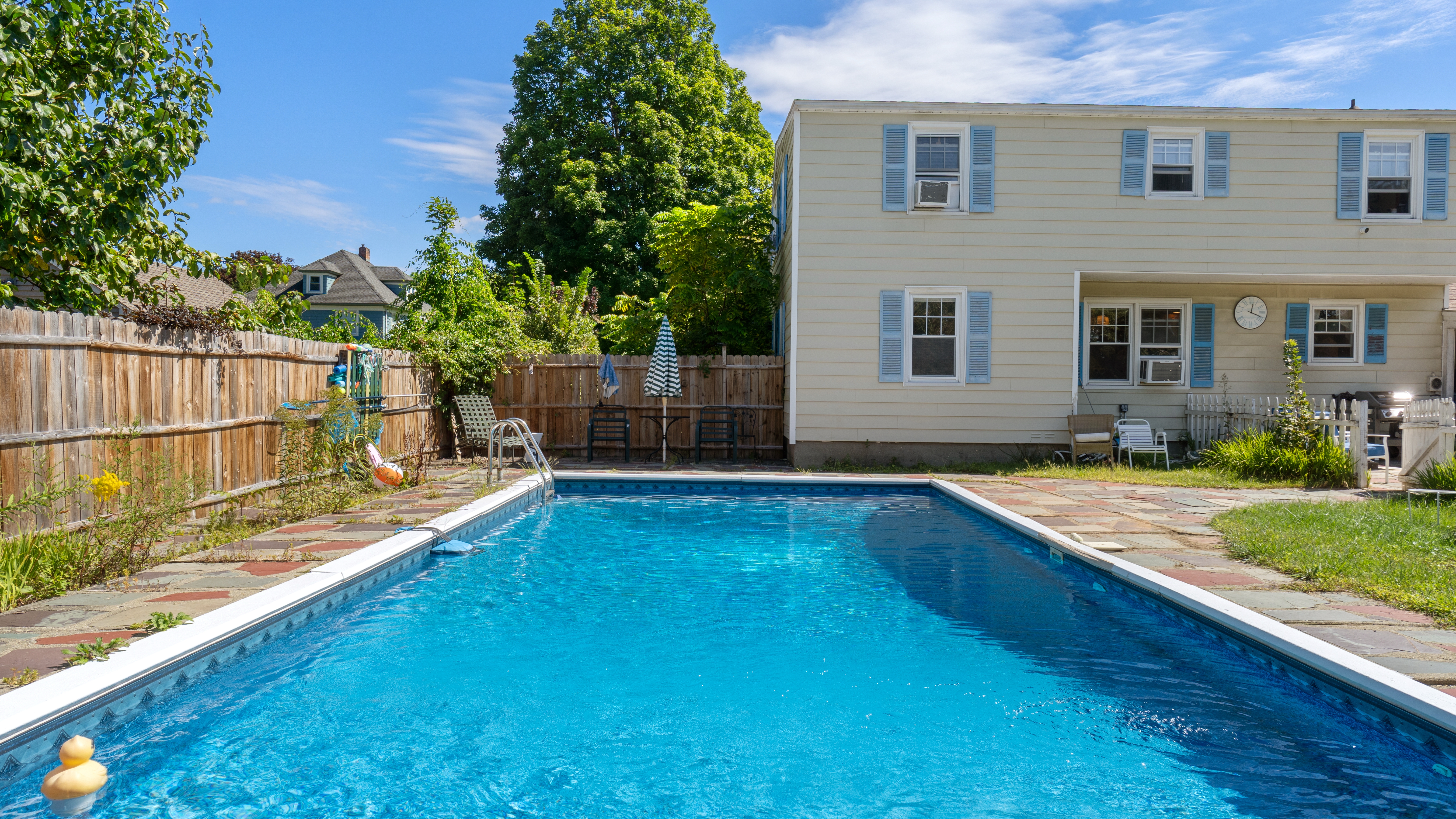 CHARMING IN-TOWN CAPE ON SPACIOUS LOT WITH INGROUND POOL - 物件實景
